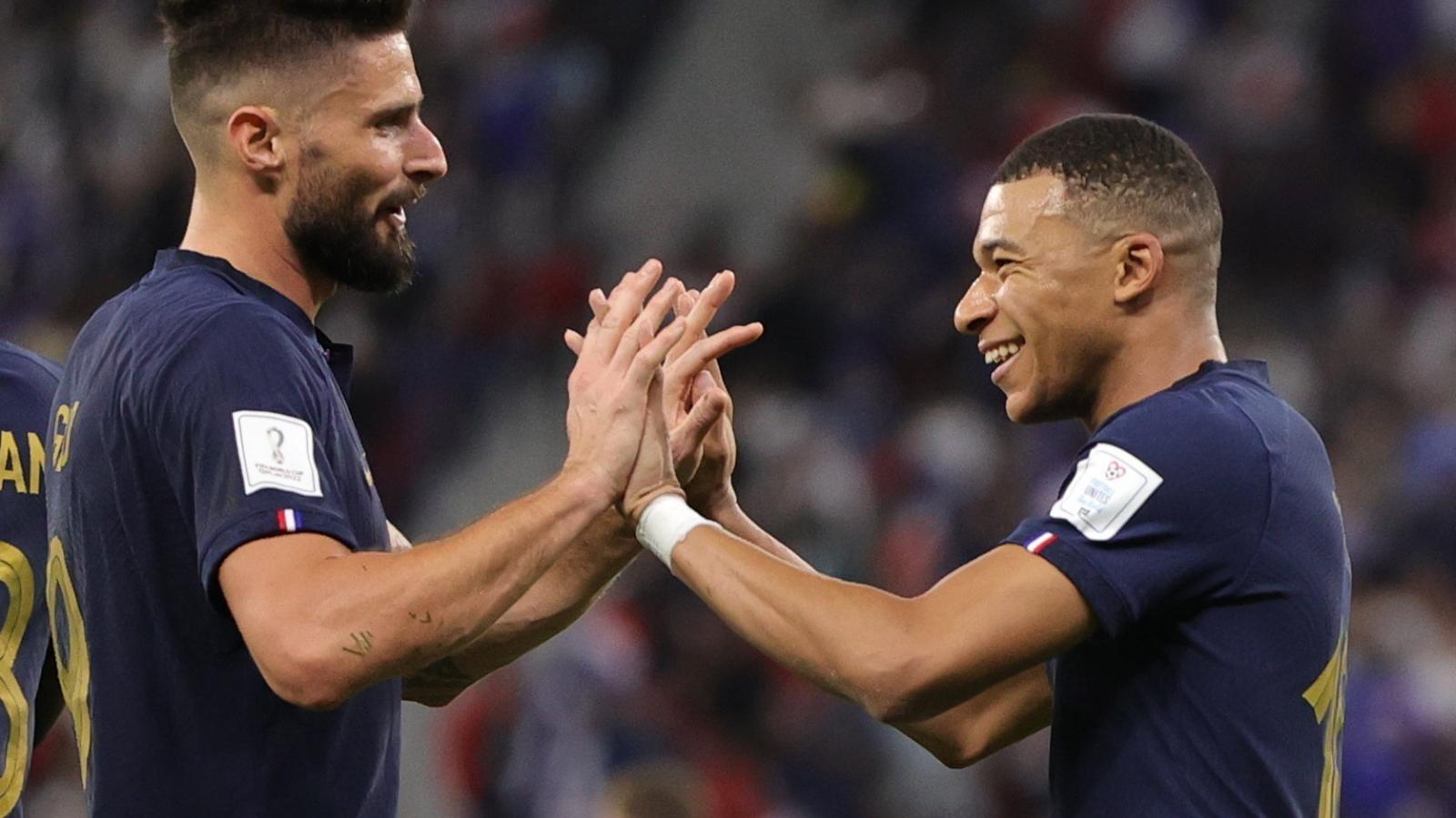 Olivier Giroud (balra) az első, Kylian Mbappé a második és harmadik francia találatot szerezte meg