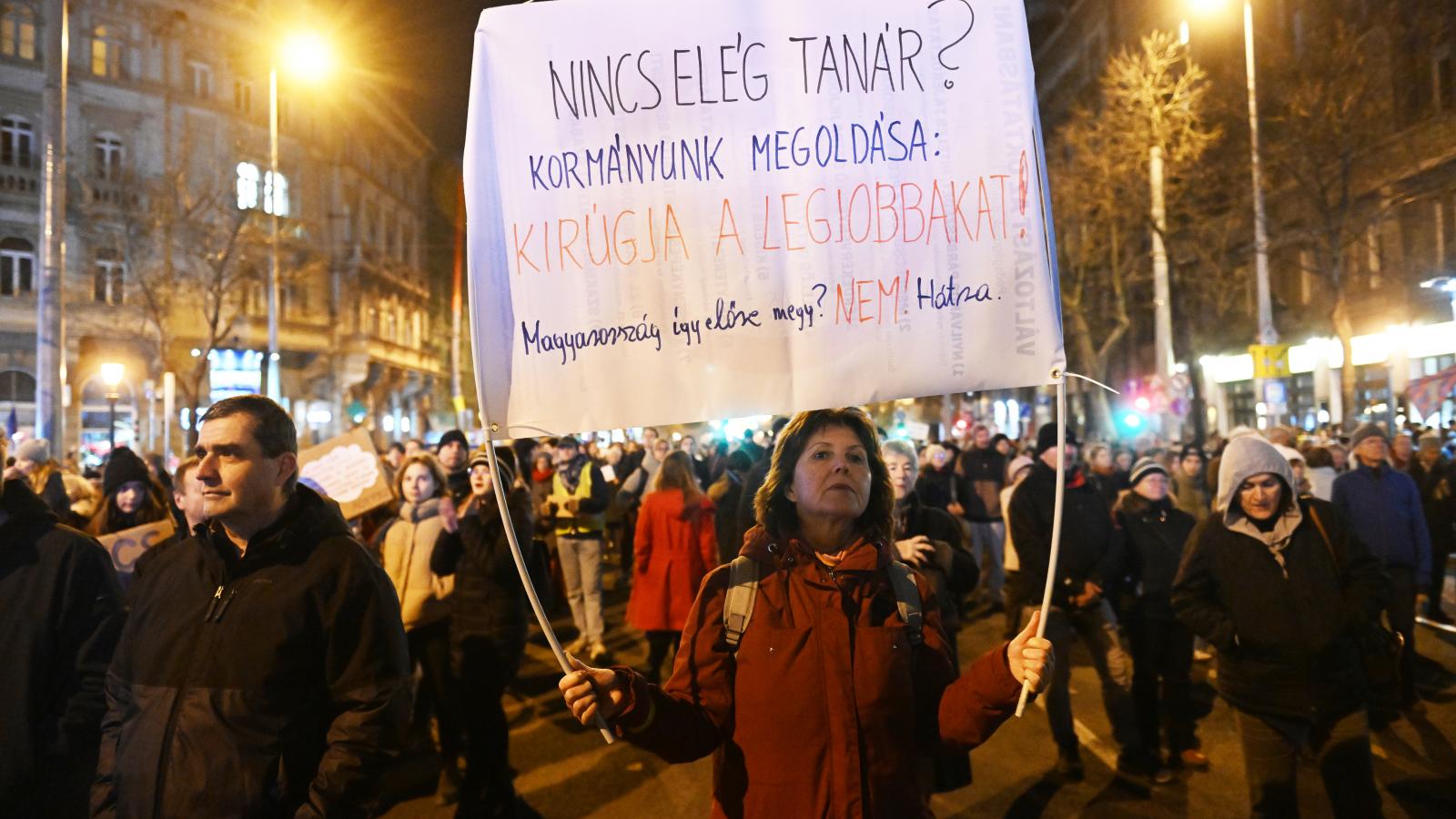 Több ezer diák és szülő is demonstrált szombaton a kirúgott tanárokért és a közoktatás helyzete miatt, az állami iskolafenntartó Klebelsberg Központ épülete előtt. Az eseményen felszólalt mind a tizenhárom kirúgott tanár