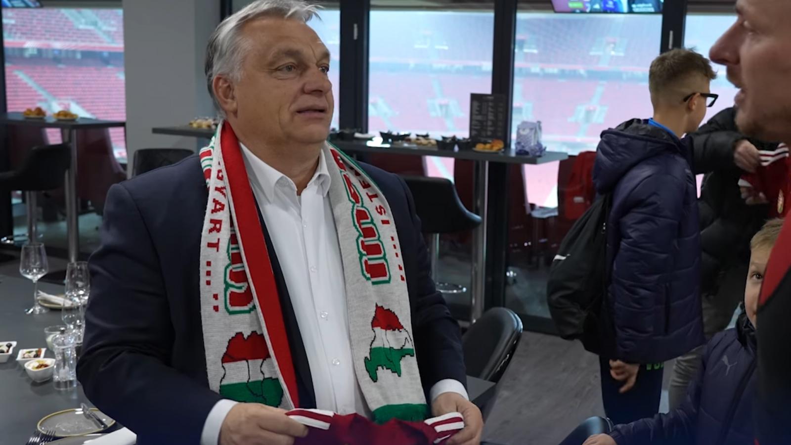 Vélhetően nem a képen látható sálban utazik Orbán Viktor Dohába