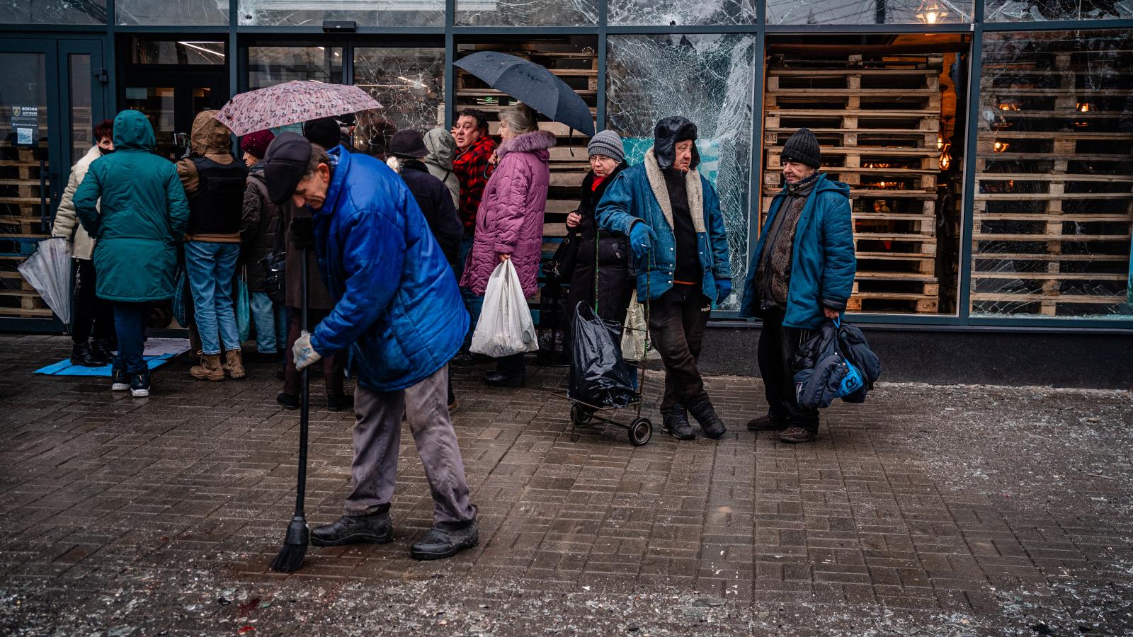 Karácsonyi sorbanállás Herszonban, nem sokkal egy orosz támadás után