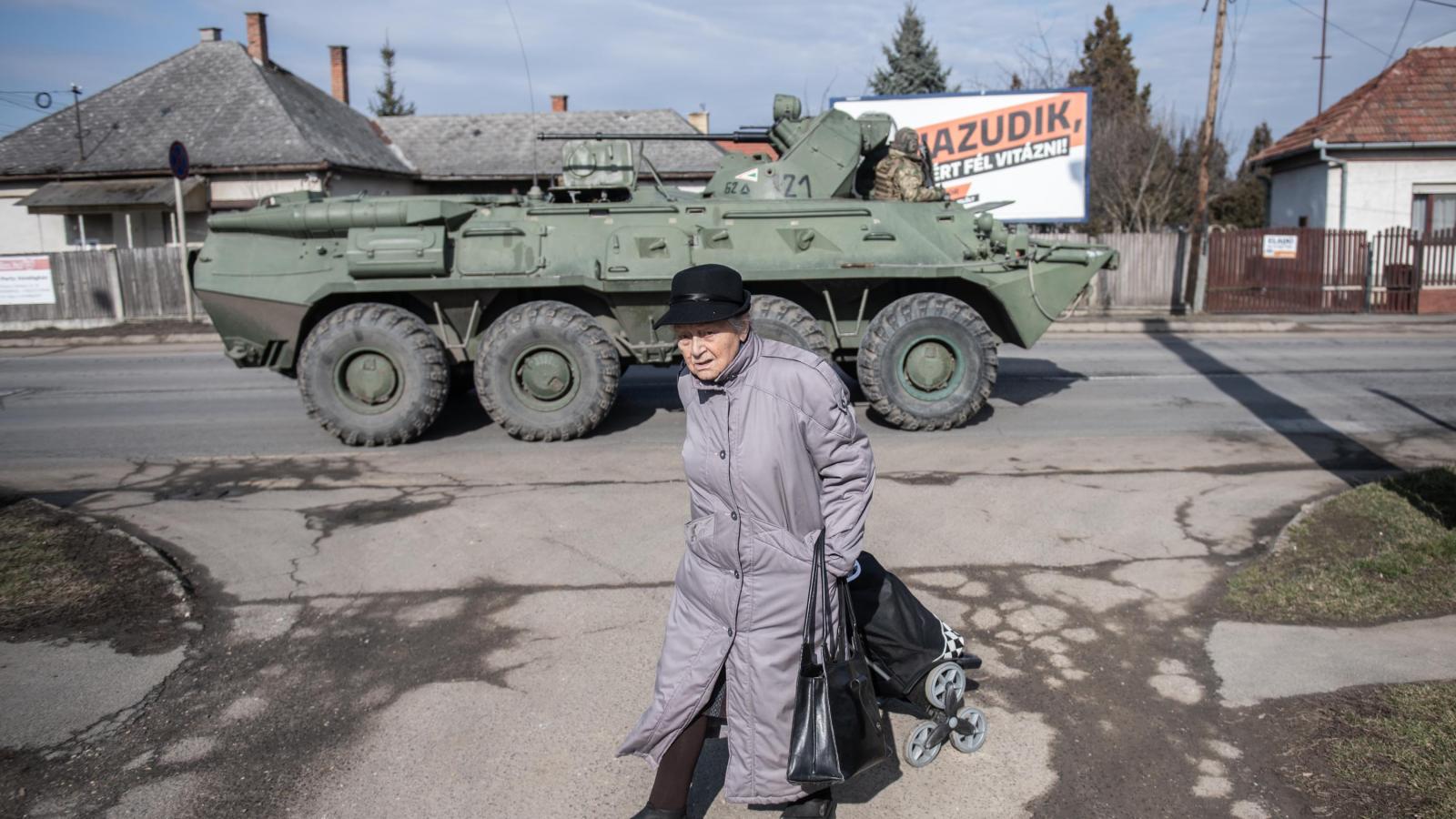 2022. február 25.  A háború kitörését követő napokban katonai egységeket vezényeltek a magyar-ukrán határhoz. A Magyar Honvédség páncélos járműve Vásárosnaményben.