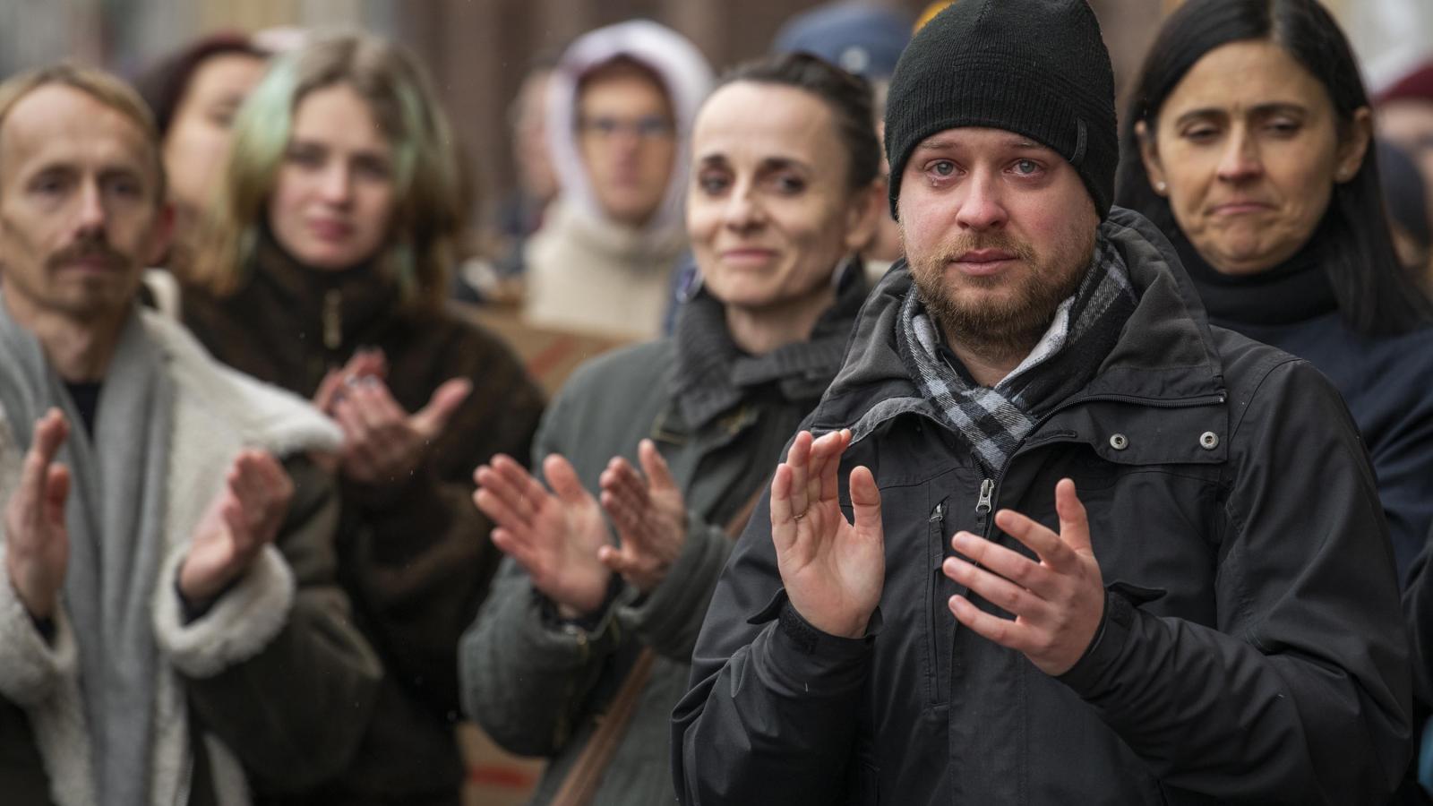 2022. december 2. Tanárok, diákok és szülők vonulnak a Karinthy Gimnáziumtól a Külső-Pesti Tankerület elé. A tüntetésen részt vettek a kirúgott tanárok is, a képen Rábai János aki az év tanára díjat is megkapta