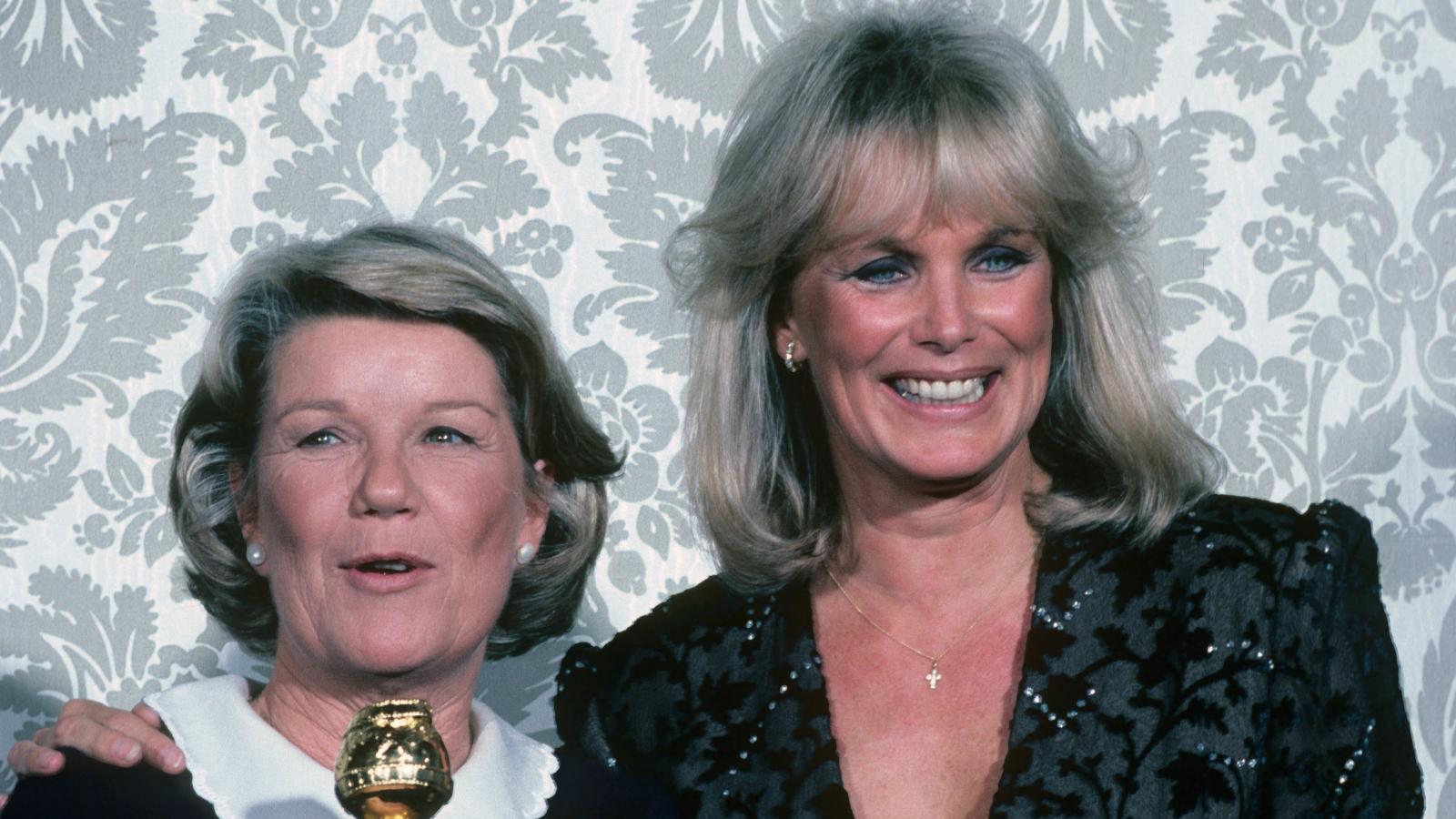 1982-ben Linda Evans és Barbara Bel Geddes megosztva kapta és vette át a legjobb tévésorozat színésznőnek járó Golden Globe-ot. Ők voltak a két nagy rivális, a Dallas és a Dinasztia főszereplői