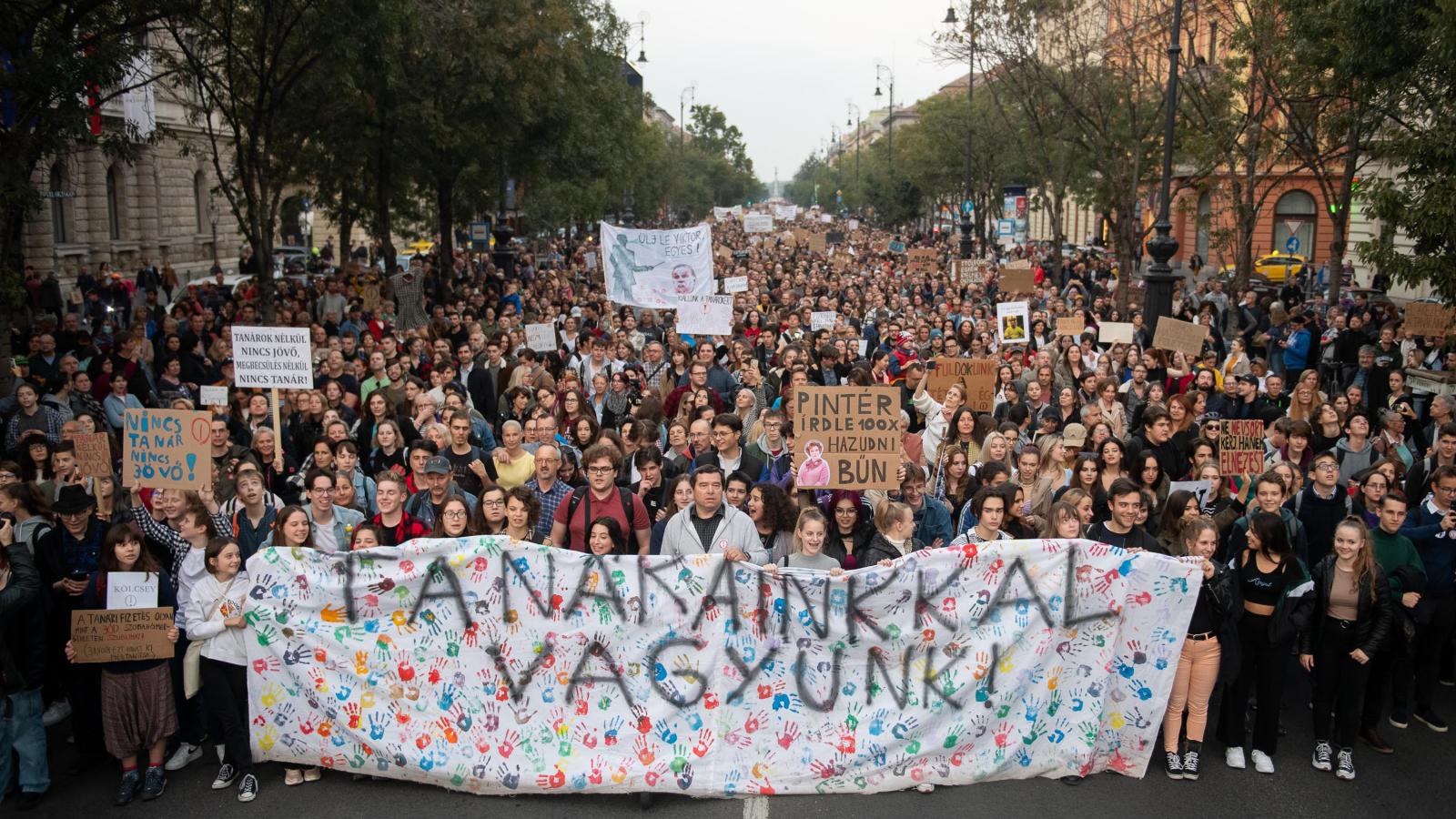 2022. október 14. Visszavágó - El a kezekkel a tanárainktól! Egyesült Diákfront tüntetése