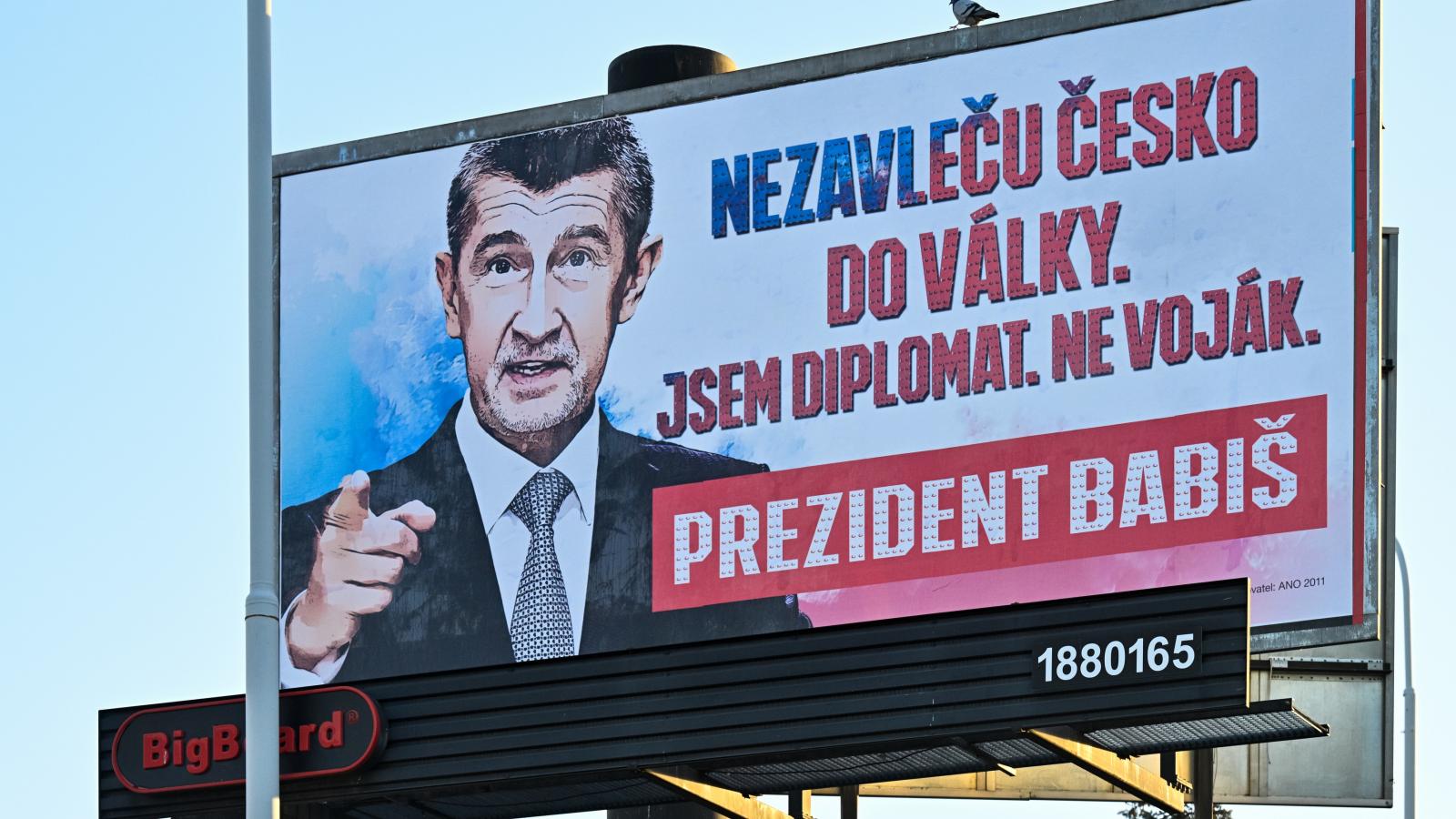 Andrej Babiš egyik plakátja Prágában