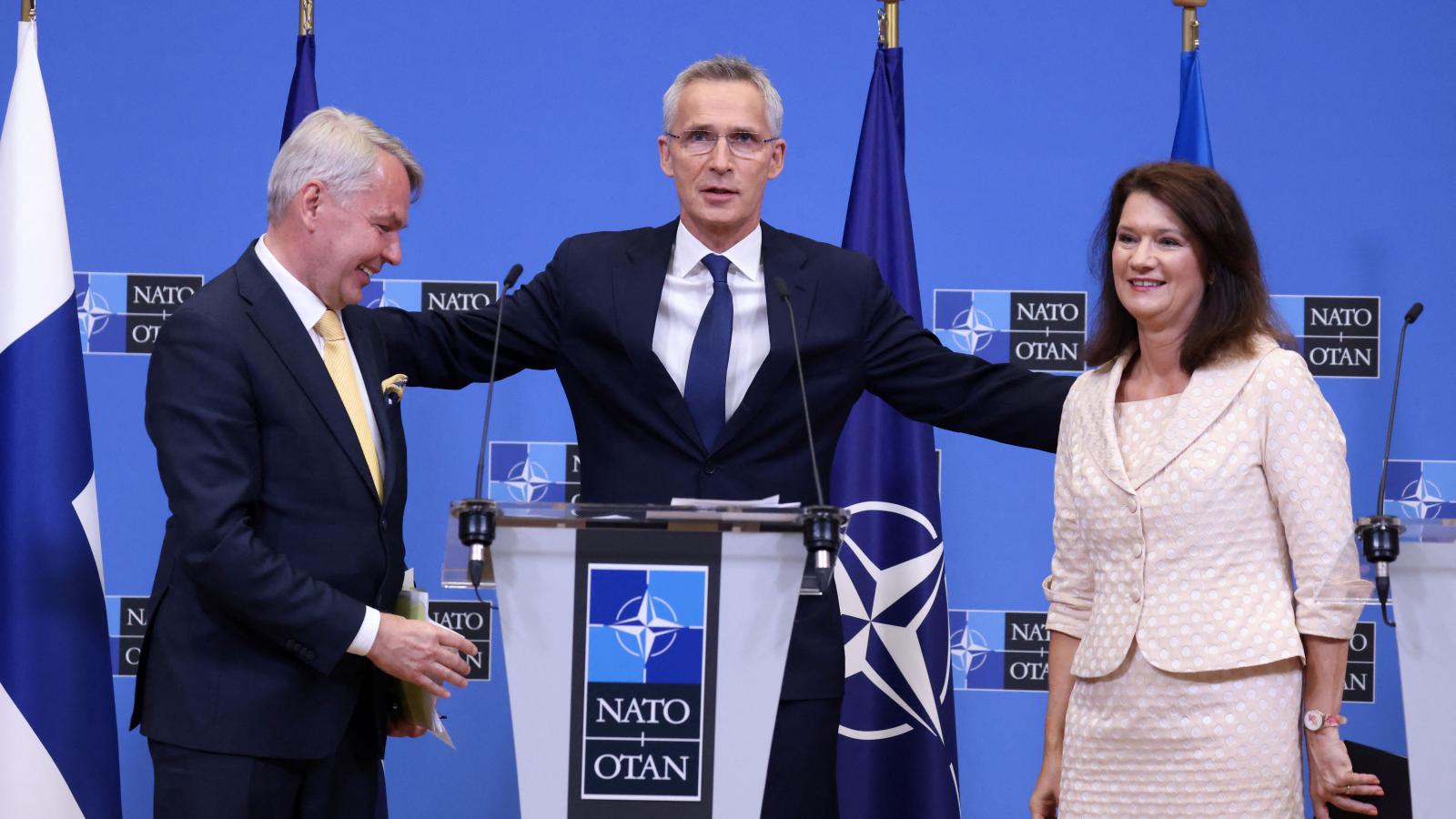 Pekka Haavisto finn és Ann Linde svéd külügyminisztert, mint leendő szövetségest üdvözli Jens Stoltenberg NATO-főtitkár