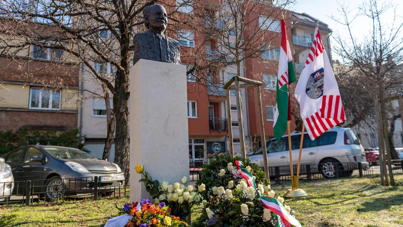 Göncz Árpád mellszobra Óbudán