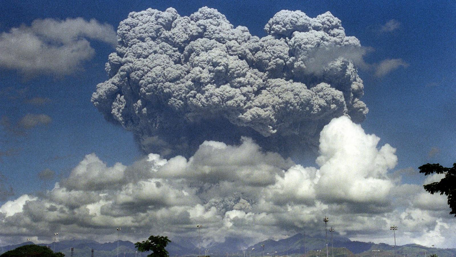 A Mount Pinatubo vulkán 1991-ben tört ki, és hamufelhőt juttatott a légkörbe, amely lehűtötte a globális hőmérsékletet