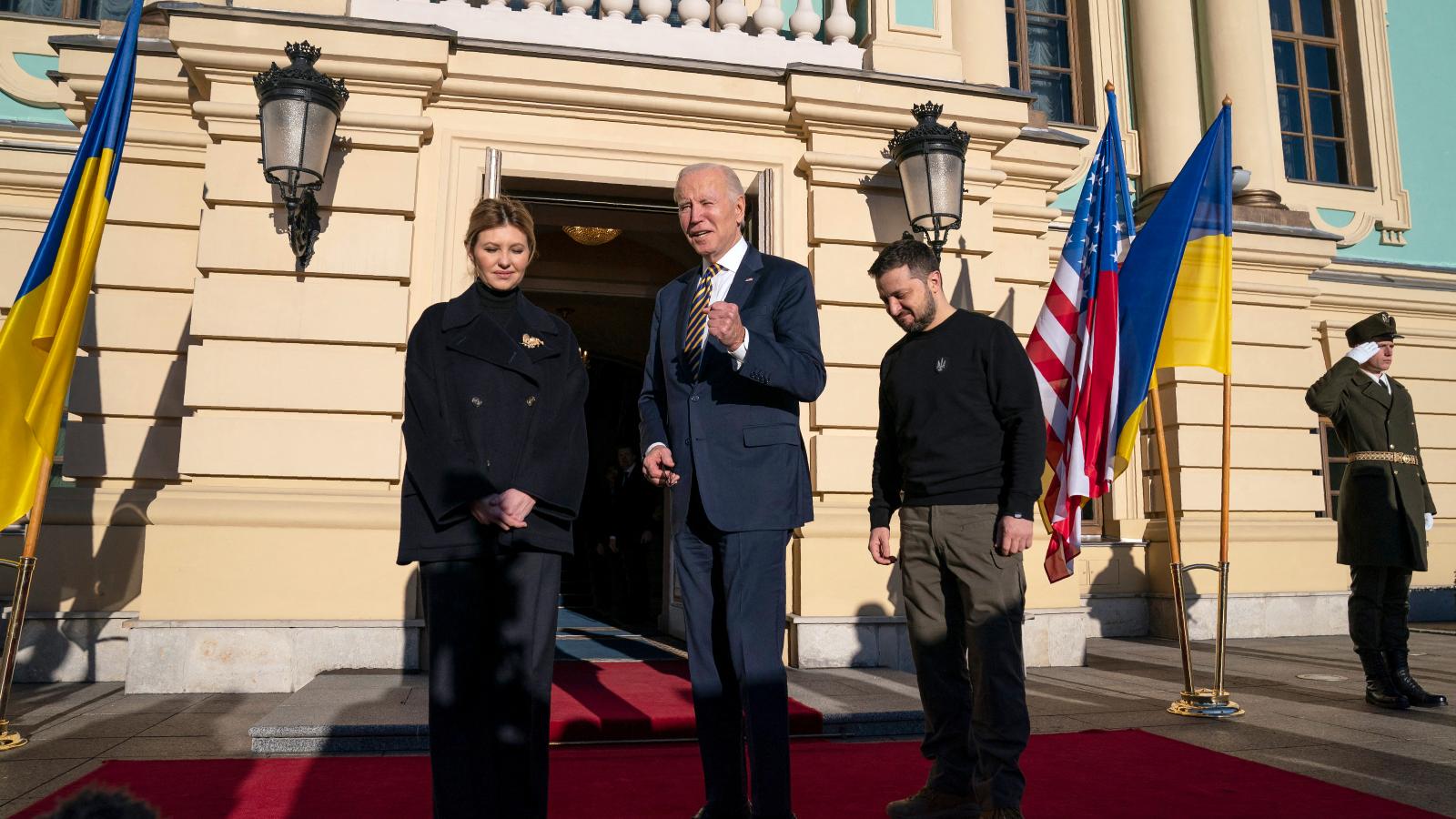 Volodimir Zelenszkij ukrán elnök és a felesége, Olena Zelenszka Joe Biden amerikai elnököt fogadja a kijevi Mariinszkij-palotánál