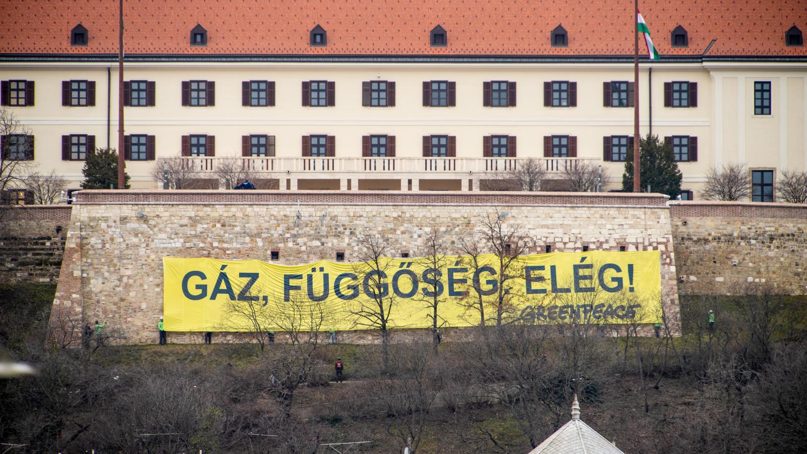 A fosszilis energia helyett a nap- és szélenergiába, valamint takarékosságba fektetne a Greenpeace