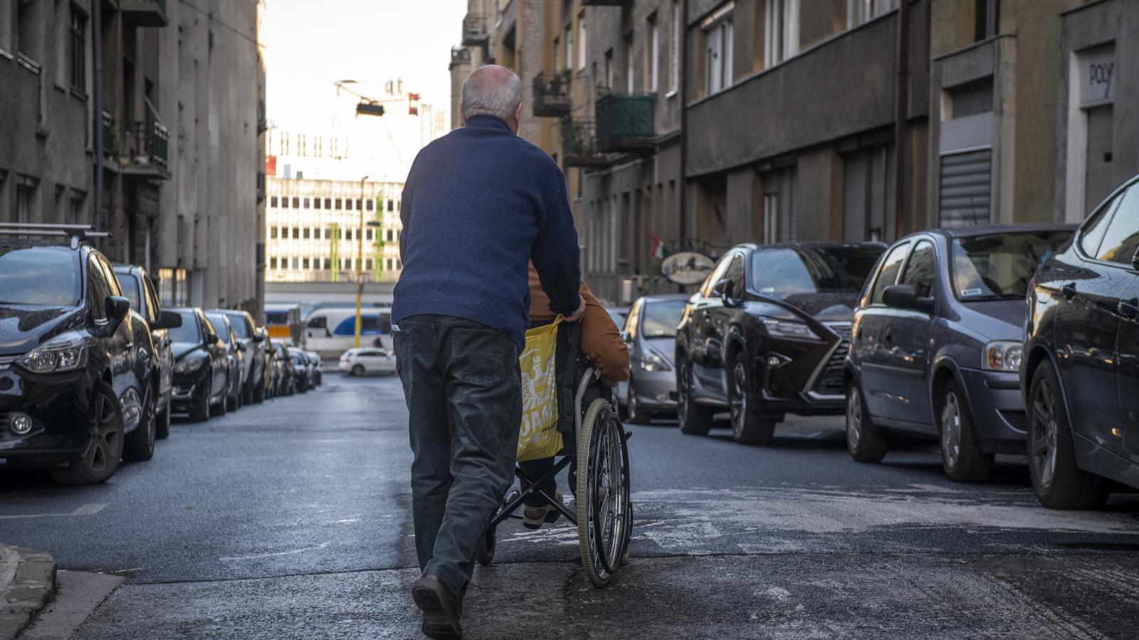 Van, aki meg tudja fizetni egy ápoló szolgálatait, a többségnek azonban más utat kell választania