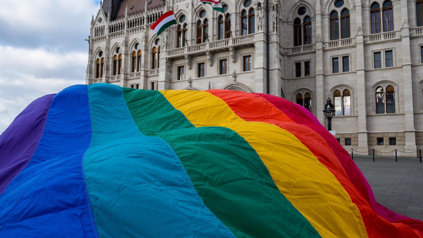 2022. január 21. Szivárvány zászló a Parlament előtt Budapest Pride sajtótájékoztatóján