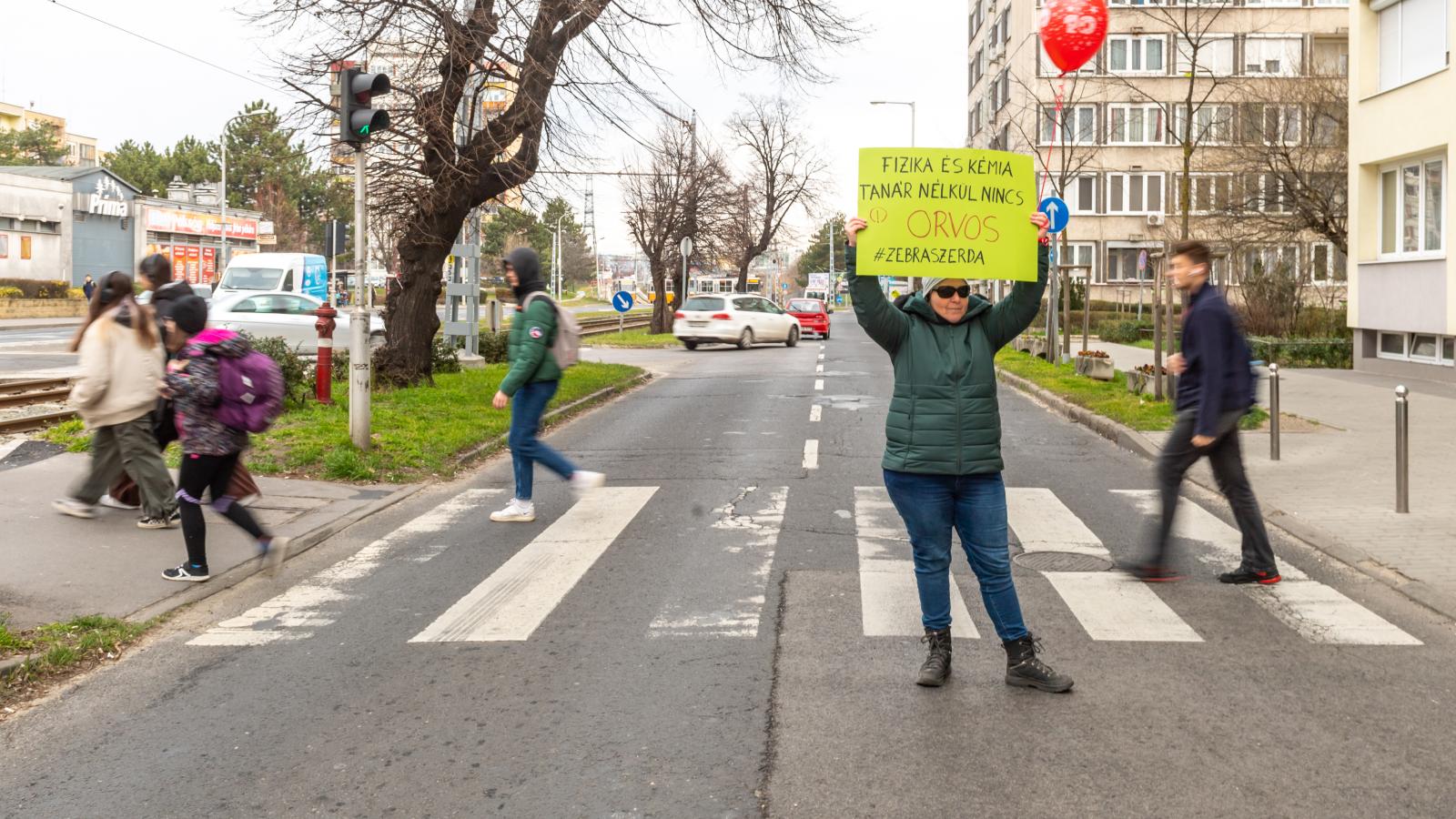 Kállai Kornélia január 4-e óta, akár esik, akár fúj, minden szerdán ott áll – pontosan reggel fél nyolctól fél kilencig – a zebrán, amikor zöld a lámpa