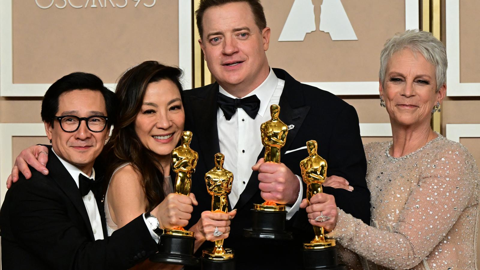 Ke Huy Quan, Michelle Yeoh,, Brendan Fraser és Jamie Lee Curtis