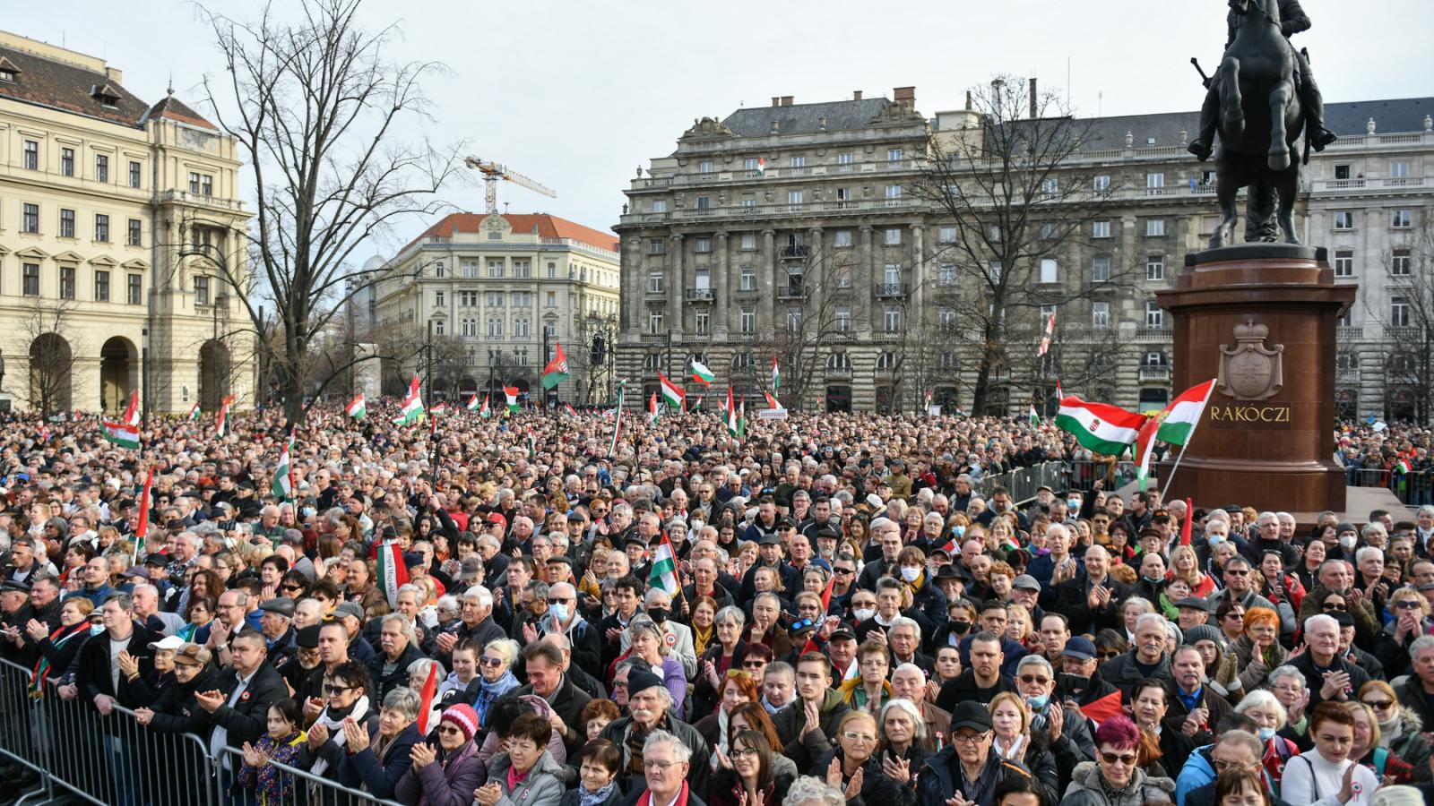 A tavalyi március 15-i Békemenet résztvevői a Kossuth téri  Rákóczi-szobornál