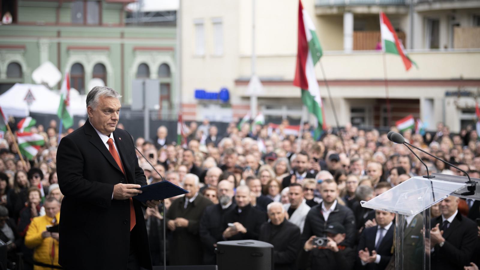 Orbán Viktor a mostani ünnepet sem a fővárosban tölti: tavaly október 23-án Zalaegerszegen, paravánok mögött szerepelt, március 15-én Kiskőrösön, Petőfi Sándor szülőházánál mond beszédet