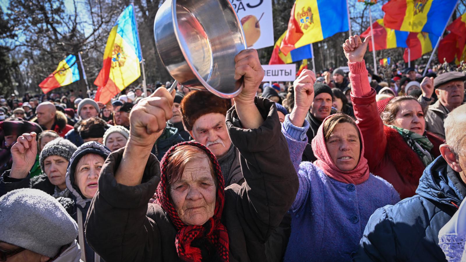 A szökésben lévő Moszkva-barát oligarcha, Ilan Sor pártjának tüntetésein sok a fizetett résztvevő, így nem is jelentenek komolyabb veszélyt a chisinaui EU-párti kormányzatra