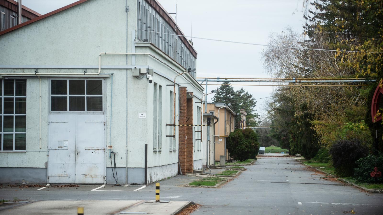 A helyszínen egy kapavágás sem történt az új beruházás érdekében, és a jelek szerint kínosan ügyelnek rá, nehogy előkerüljön
a téma