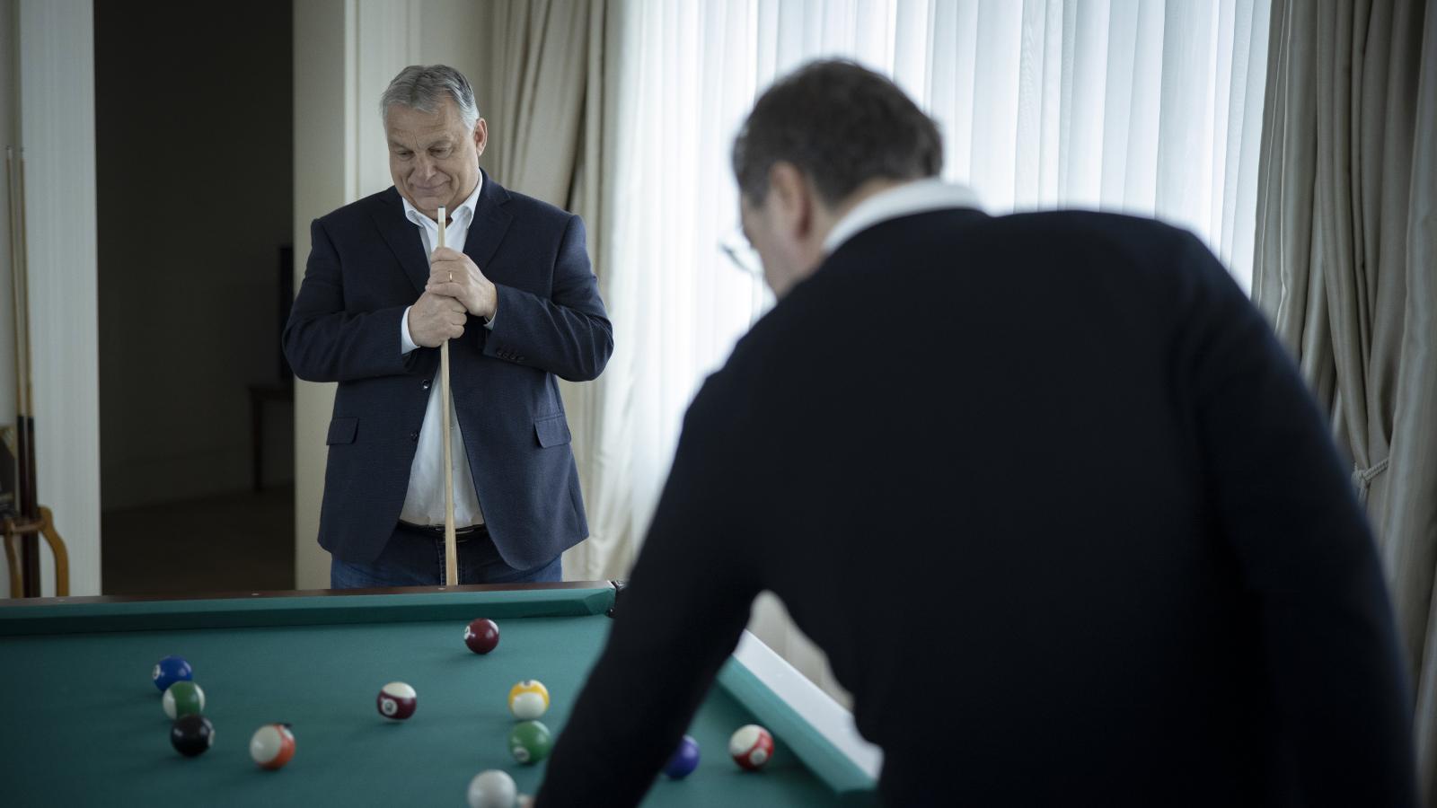 Orbán Viktor miniszterelnök billiárdozik Aleksandar Vucic szerb köztársasági elnökkel, Belgrádban 2023. március 25-én.