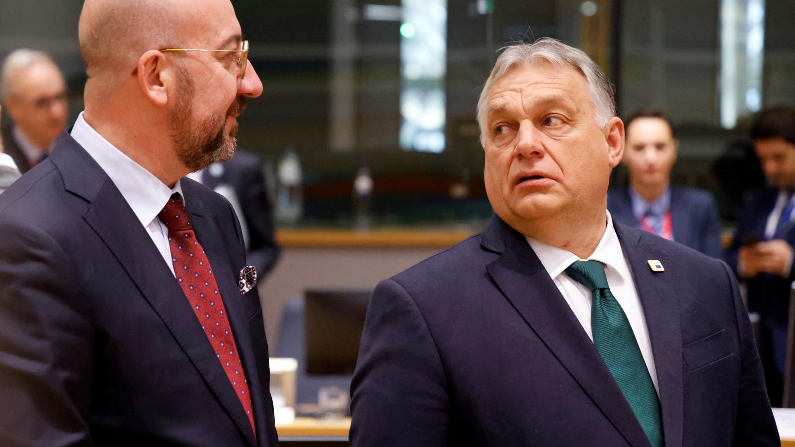 Orbán Viktor 2022. december  25-én Charles Michellel, az állam- és kormányfőket tömörítő Európai Tanács elnökével 