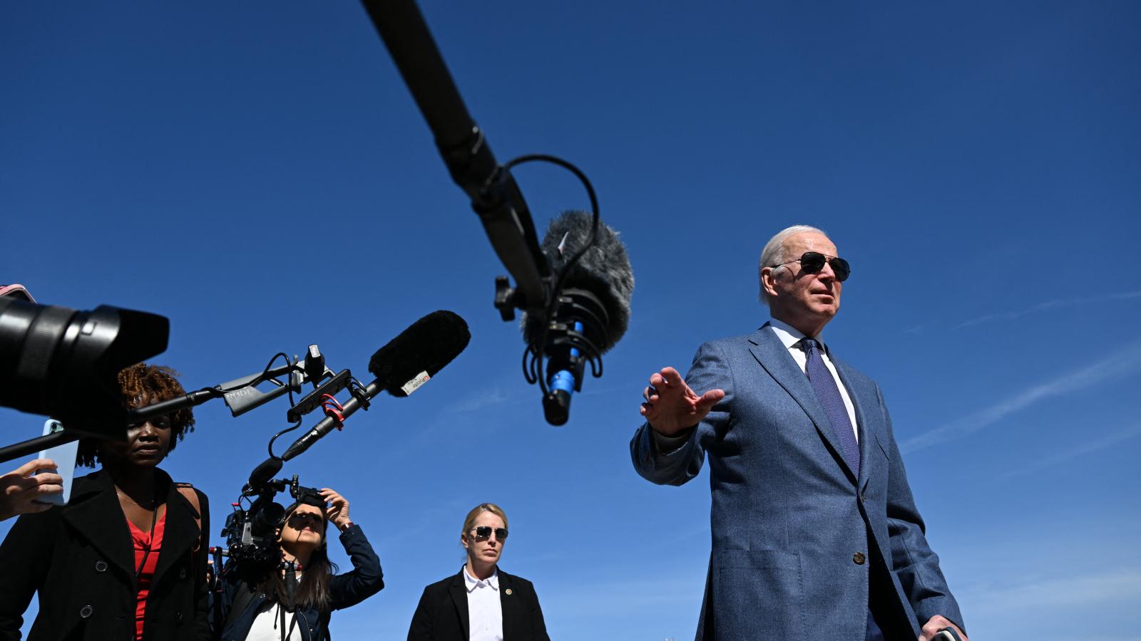 Joe Biden úton Belfast felé