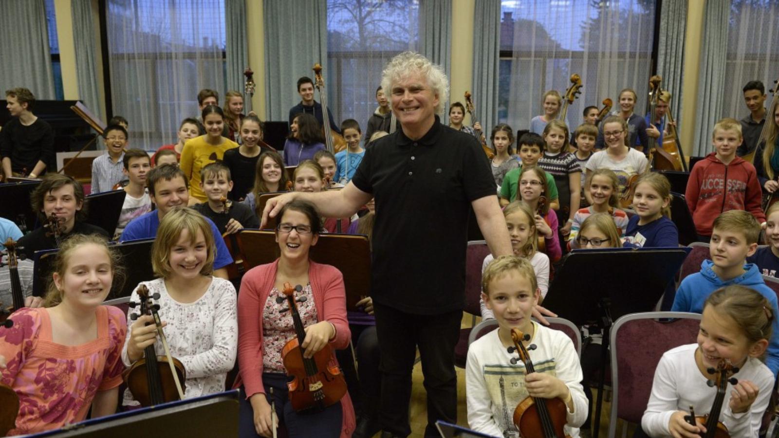 Sir Simon Rattle-nak, azonkívül, hogy koncertezett a Müpában, volt
ideje a Szent István Zeneiskolába is ellátogatni FOTÓ: MTI/B