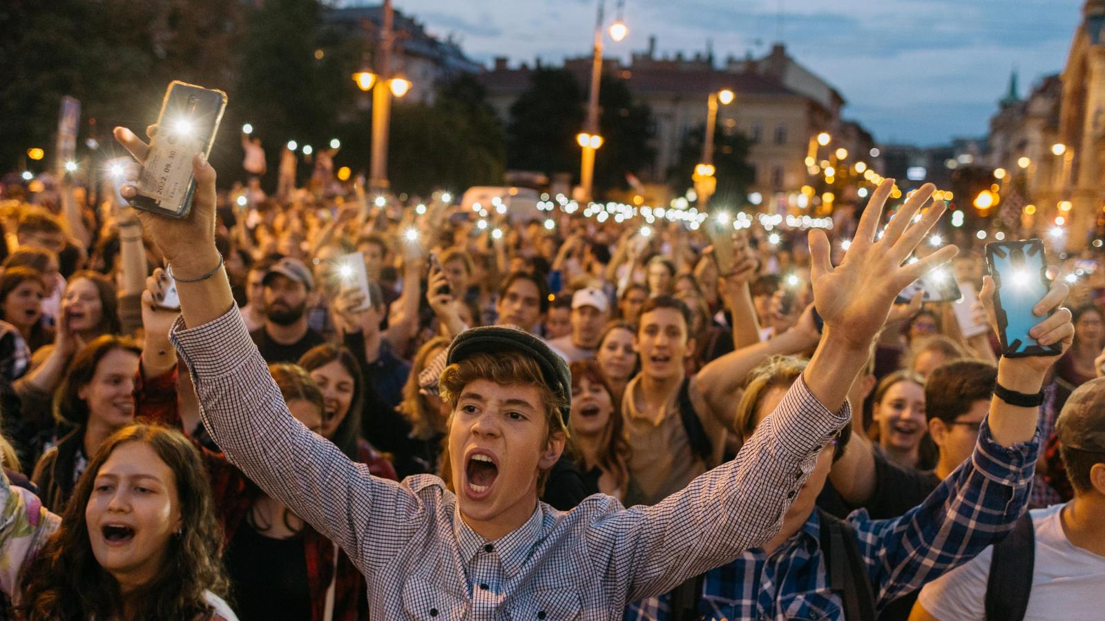 Diákok tüntetnek a tanáraikért, az egyre romló oktatás helyzete és a jobb munkabérek miatt a Fővám téren, Budapesten, 2022. október 2-án.