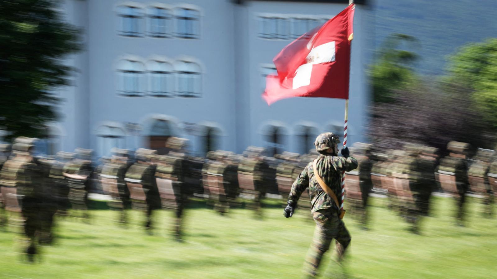 Svájci katona „bevetésen”. A svájciak identitásának része a semlegesség