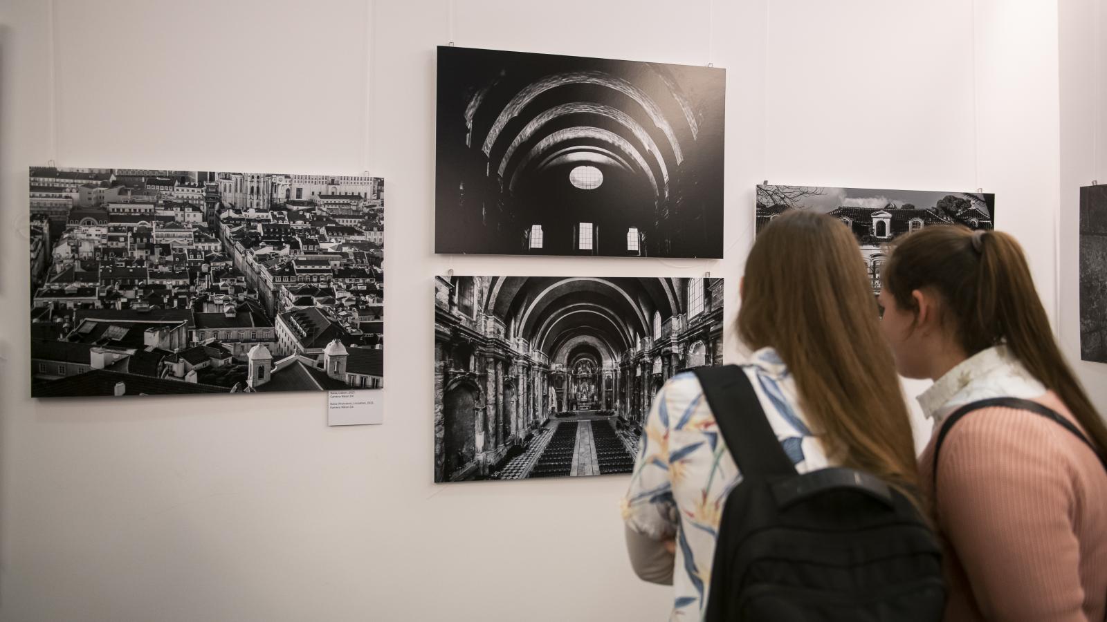 A kiállítás fekete-fehér képein Lisszabon, Coimbra és Oeiras impozáns helyszínei tárulnak fel;Miguel Valle de Figueiredo huszonegy felvételből álló fotóanyagát Martell Károly korabeli tervrajzainak színes másolatai egészítik ki