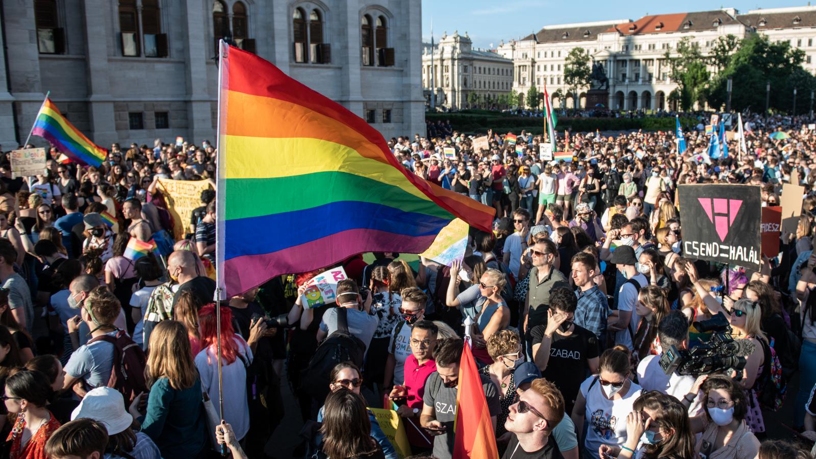 Hiába minden tiltakozás, a kormány nem csökkenti a nyomást a LMBTQ közösségen