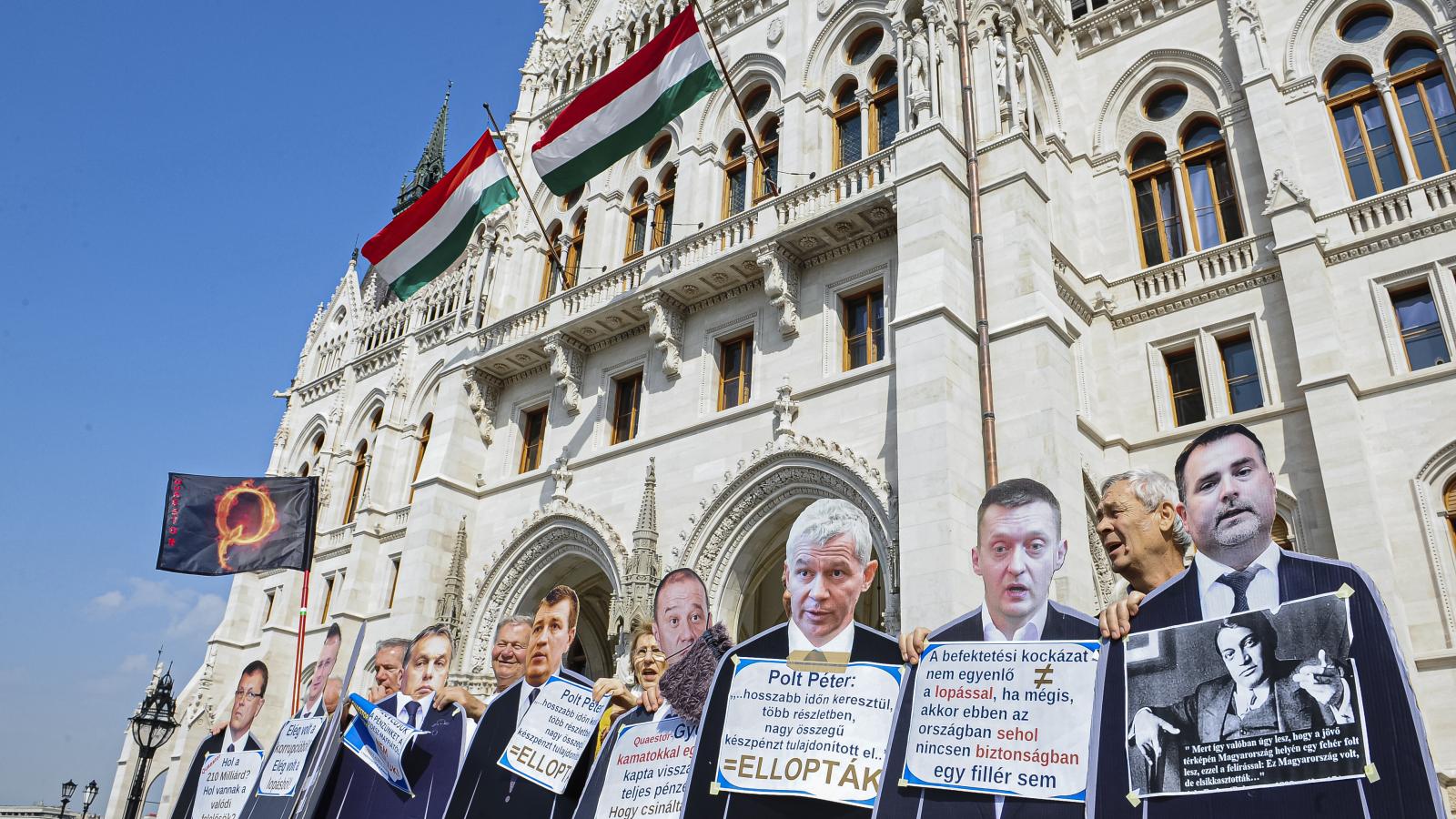 Quaestor-károsultak tüntetése a Parlament előtt. A bíróság közreműködése nélkül a hitelezők felszámolási vagyonának eltüntetése nem valósulhatott volna meg ebben az ügyben