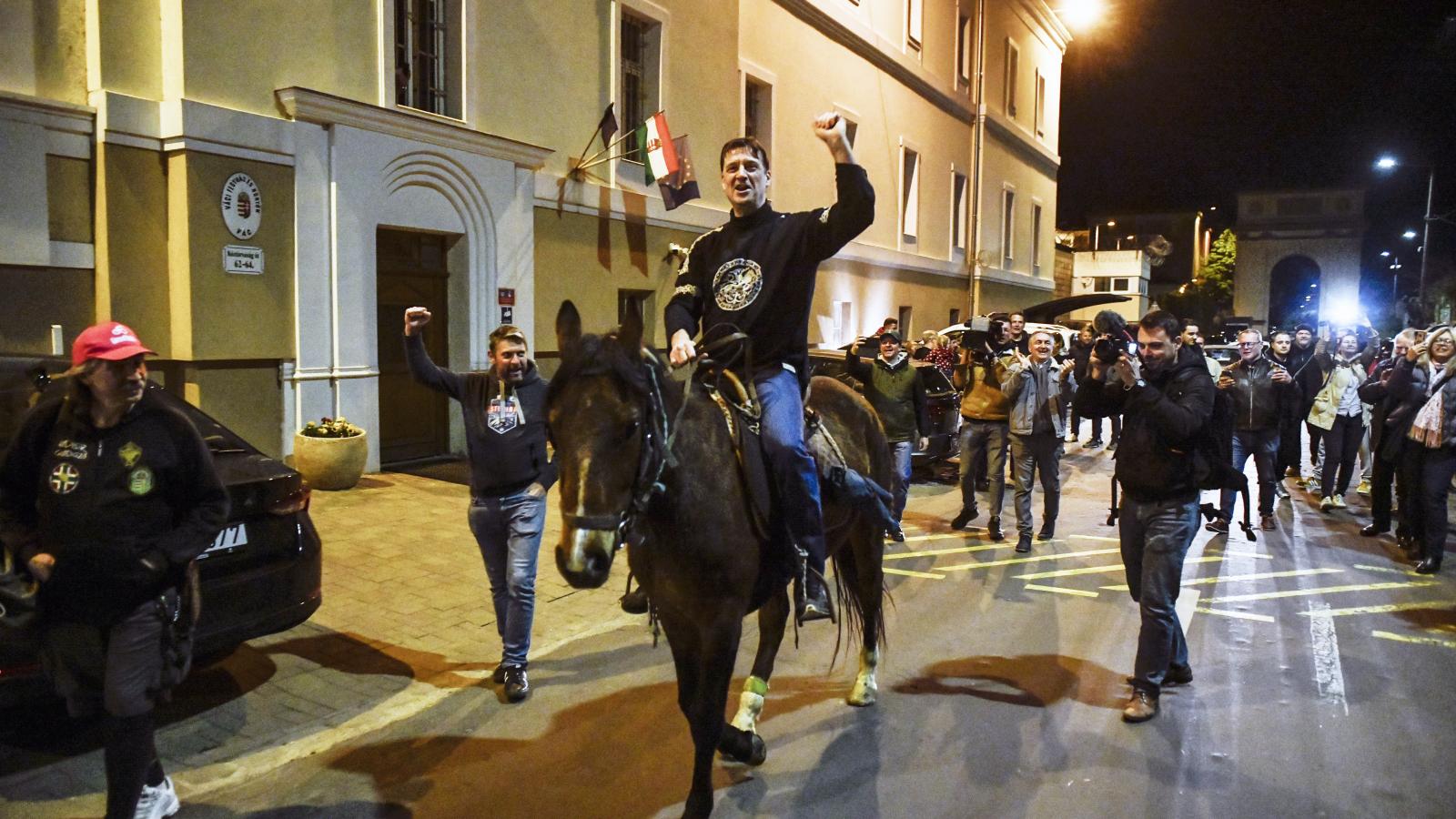 Budaházy György lóháton távozott. Többek között terrorizmusért is elítélték, most a pápalátogatás ürügyén szabadon engedték