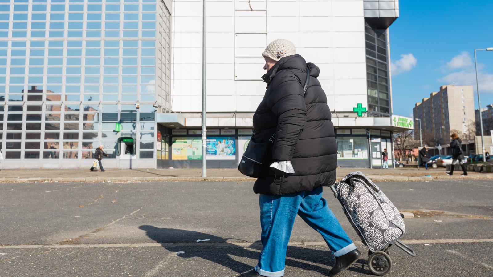 Azért lesz kisebb nyugdíja egy családos nőnek, mert már a munkaerőpiacon hátrányban van egy gyerektelen
nővel vagy egy gyerekes apával szemben