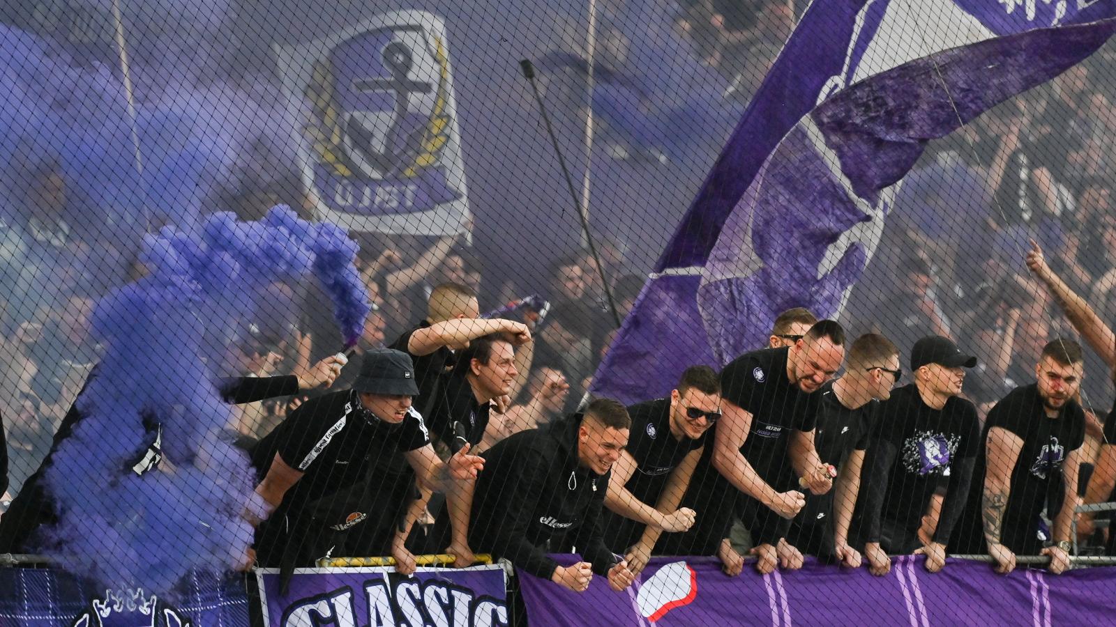 Újpesti szurkolók a labdarúgó OTP Bank Liga 29. fordulójában játszott Újpest FC - Ferencvárosi TC mérkõzésen a Szusza Ferenc Stadionban 2023. május 1-jén.