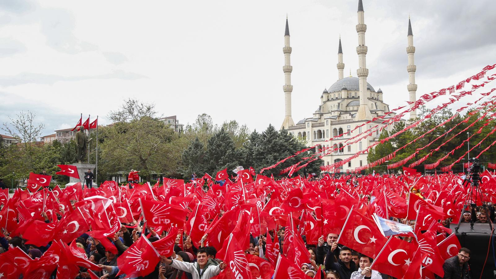  A Köztársasági Néppárt (CHP) vezetője és a Nemzet Szövetség közös elnökjelöltje, Kemal Kilicdaroglu választási gyűlése a Kirikkale Köztársaság téren a törökországi Kirikkaléban 2023. május 07-én