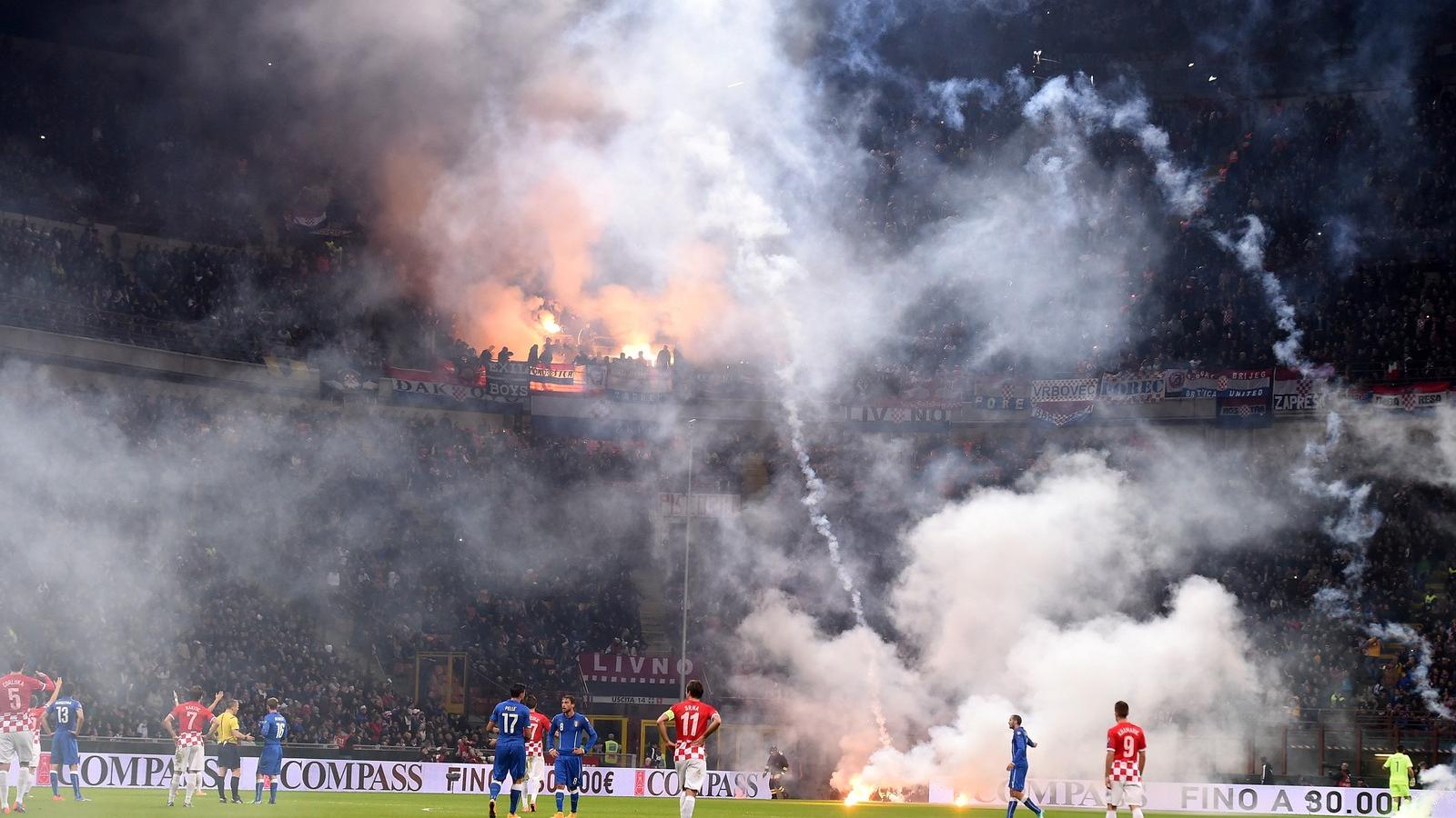 Döbbenten szemlélik a játékosok, mi történik a lelátón FOTÓ: EUROPRESS/GETTY IMAGES/CLAUDIO VILLA