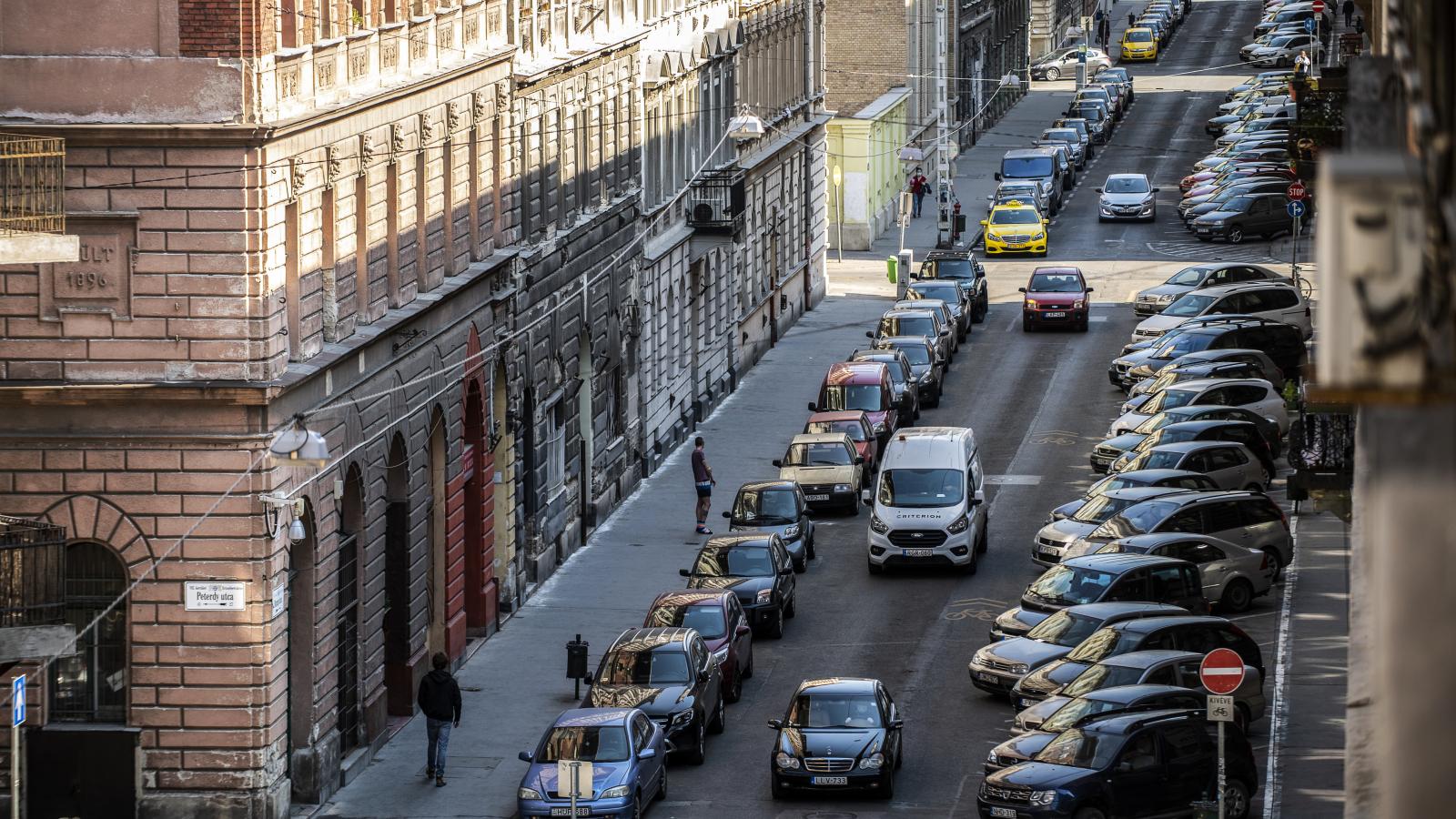 A parkolásüzemeltetés a kerületi önkormányzatok feladata, még azokon az utakon is, amelyek a Fővárosi Önkormányzat tulajdonában vannak