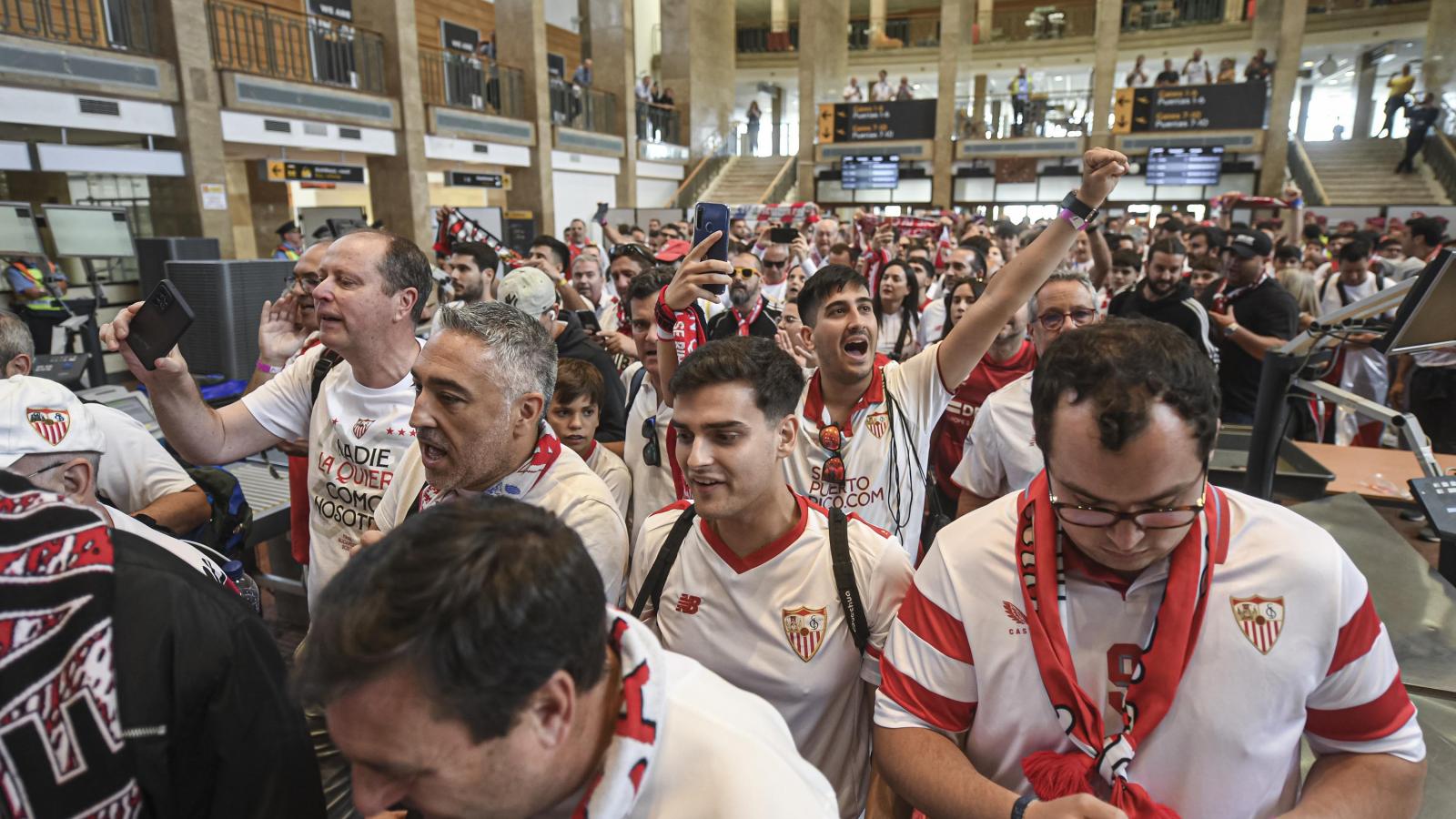 Sevilla-szurkolók Ferihegyen