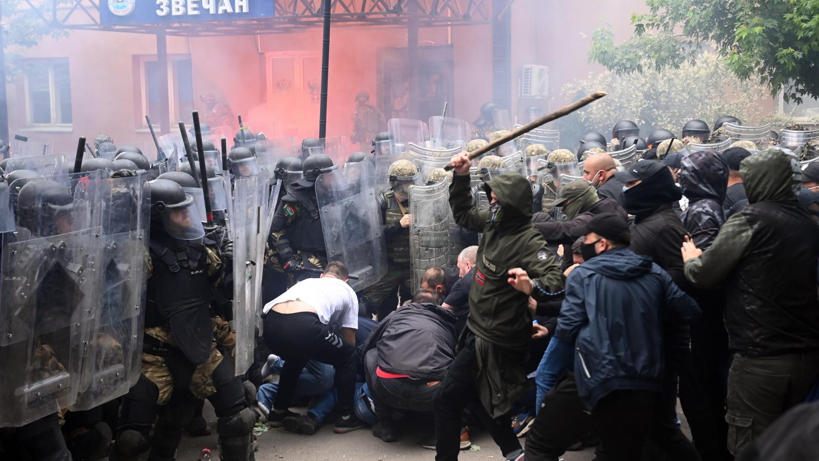 Az erőszakkultusznak robbannia kellett: szerb tüntetők csapnak össze a KFOR erőivel