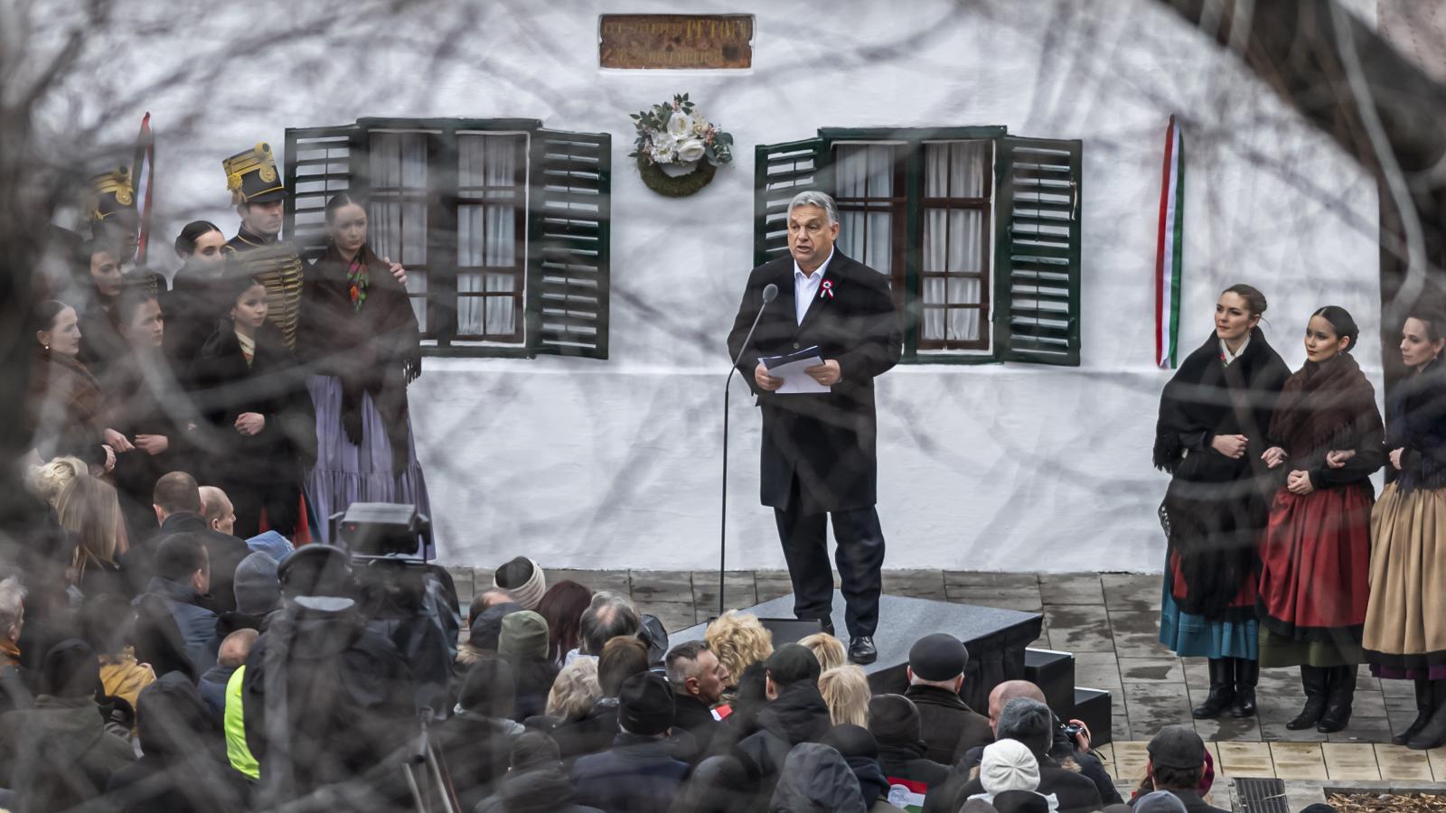 Petőfi Sándor ebben a menetben ma itt van velünk. Látjuk, ahogy fellázad, amikor idegenek akarják megmondani a magyaroknak, hogyan éljenek – mondta Orbán Viktor