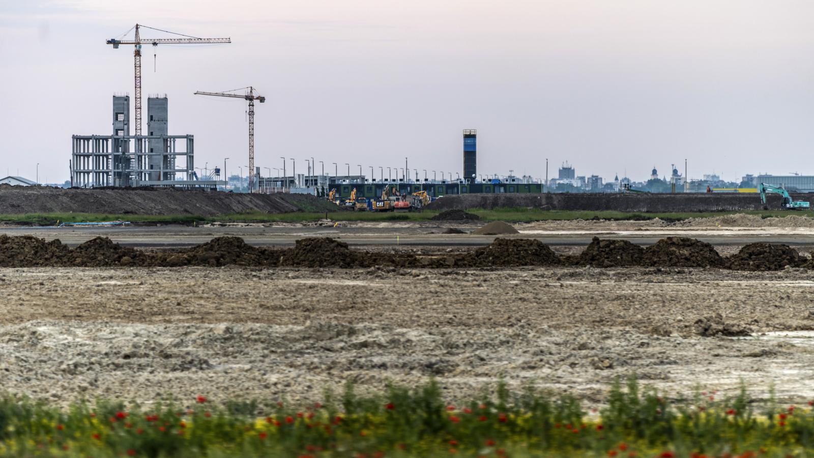 A tiltakozások egyelőre teljesen hatástalanok, épül a debreceni akkugyár