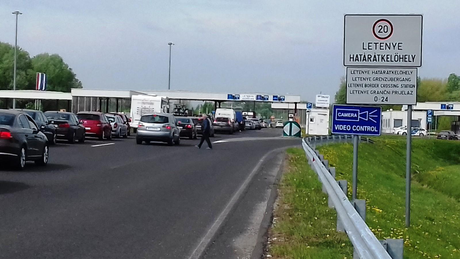 Tudósítónk szombat délelőtt is háromnegyed órát várt a letenyei határátkelőnél