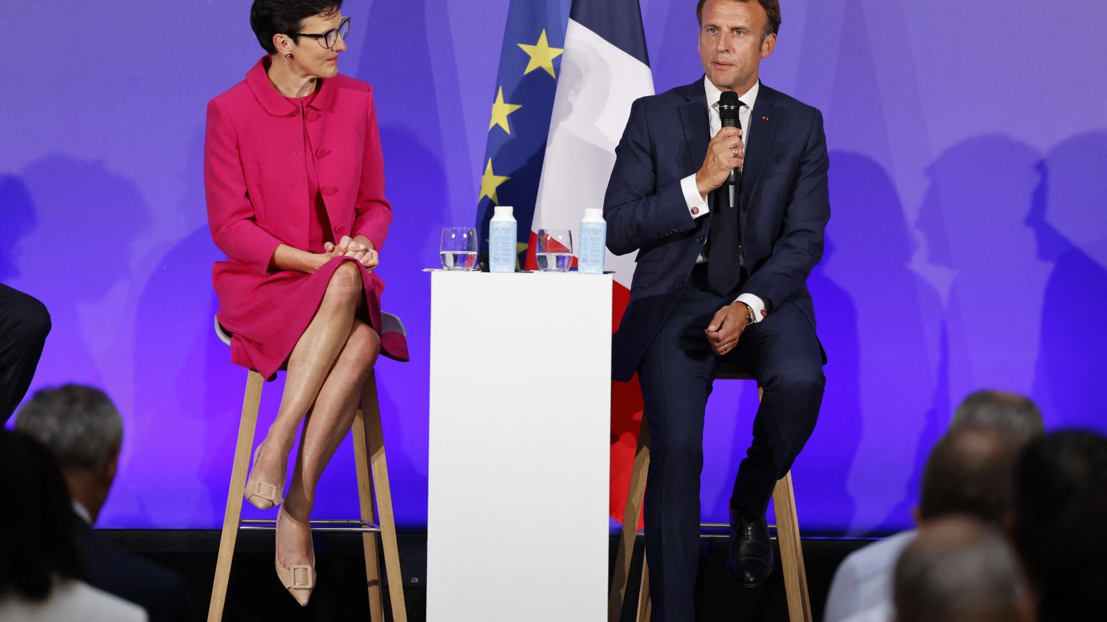 Macron a Citigroup vezérigazgatójával egy francia üzleti fórumon