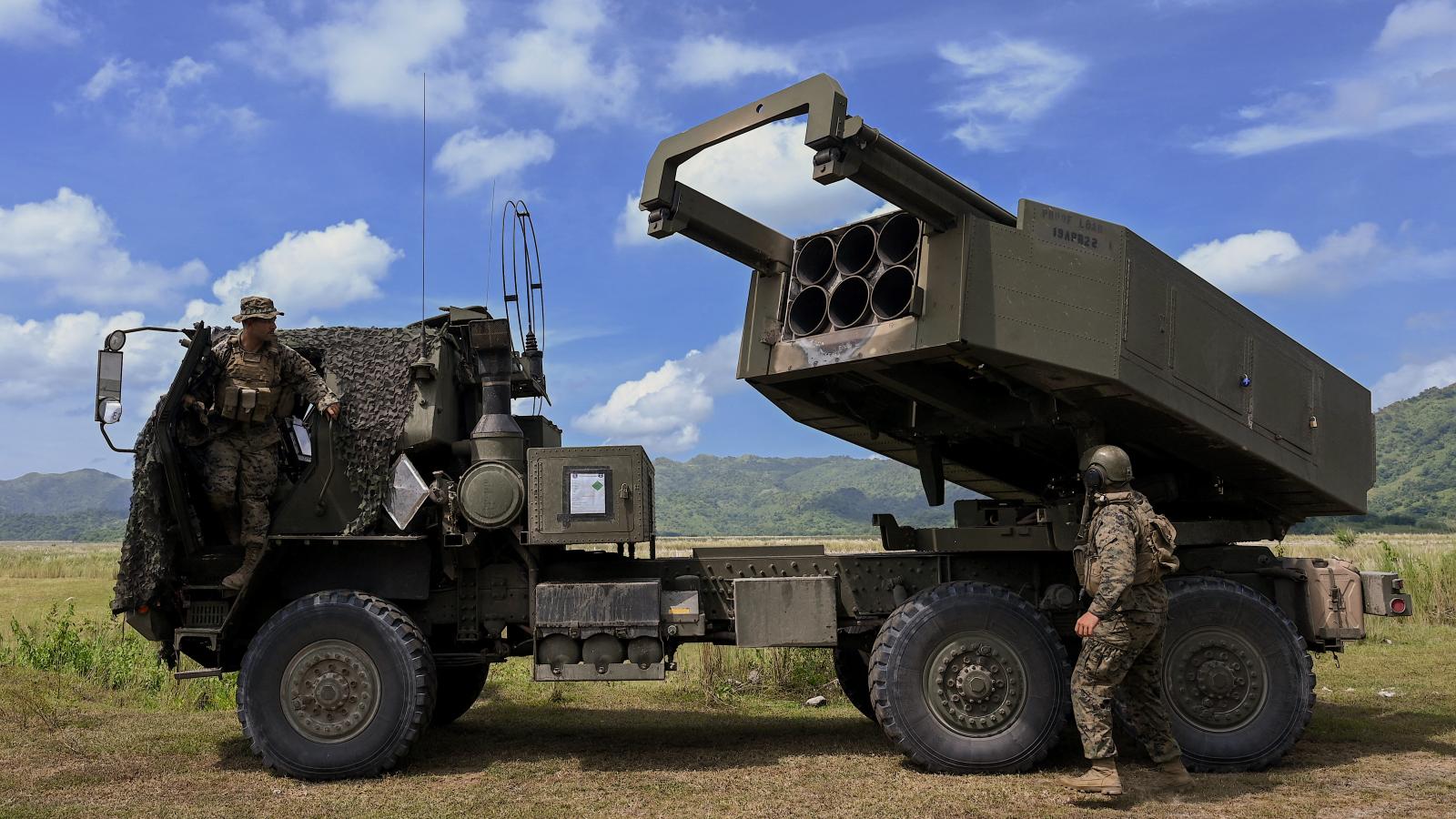 A HIMARS rakétavetőkből kilőhető, GPS-irányítású rakéták rendkívül pontosak, gyakorlatilag 45 kilométerre is eltalálnak egy tenyérnyi területet