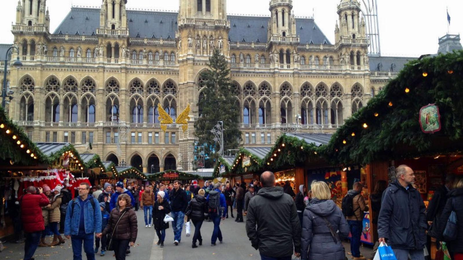 A hagyományos vásár a belvárosban FOTÓ: NÉPSZAVA