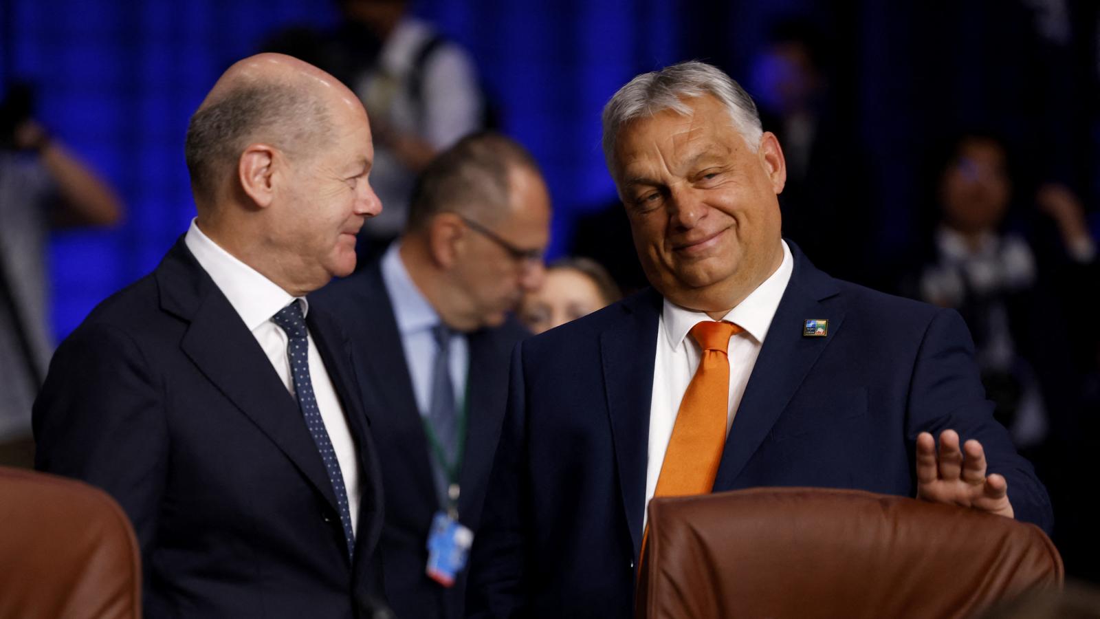 Orbán Viktor Olaf Scholz német kancellárral a vilniusi NATO-csúcson