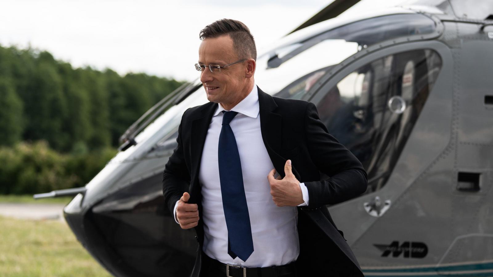 Szijjártó Péter teljesíti ki a rogáni helikopteres hagyományokat