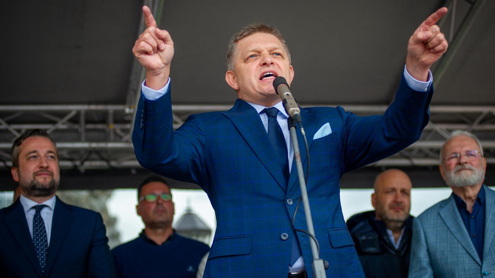 Továbbra is Robert Fico pártja vezet