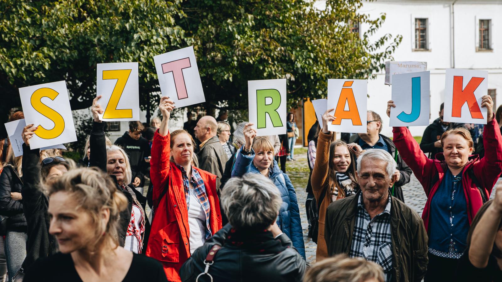 Hiába a tiltakozások, a státusztörvény gond nélkül átment a parlamenten