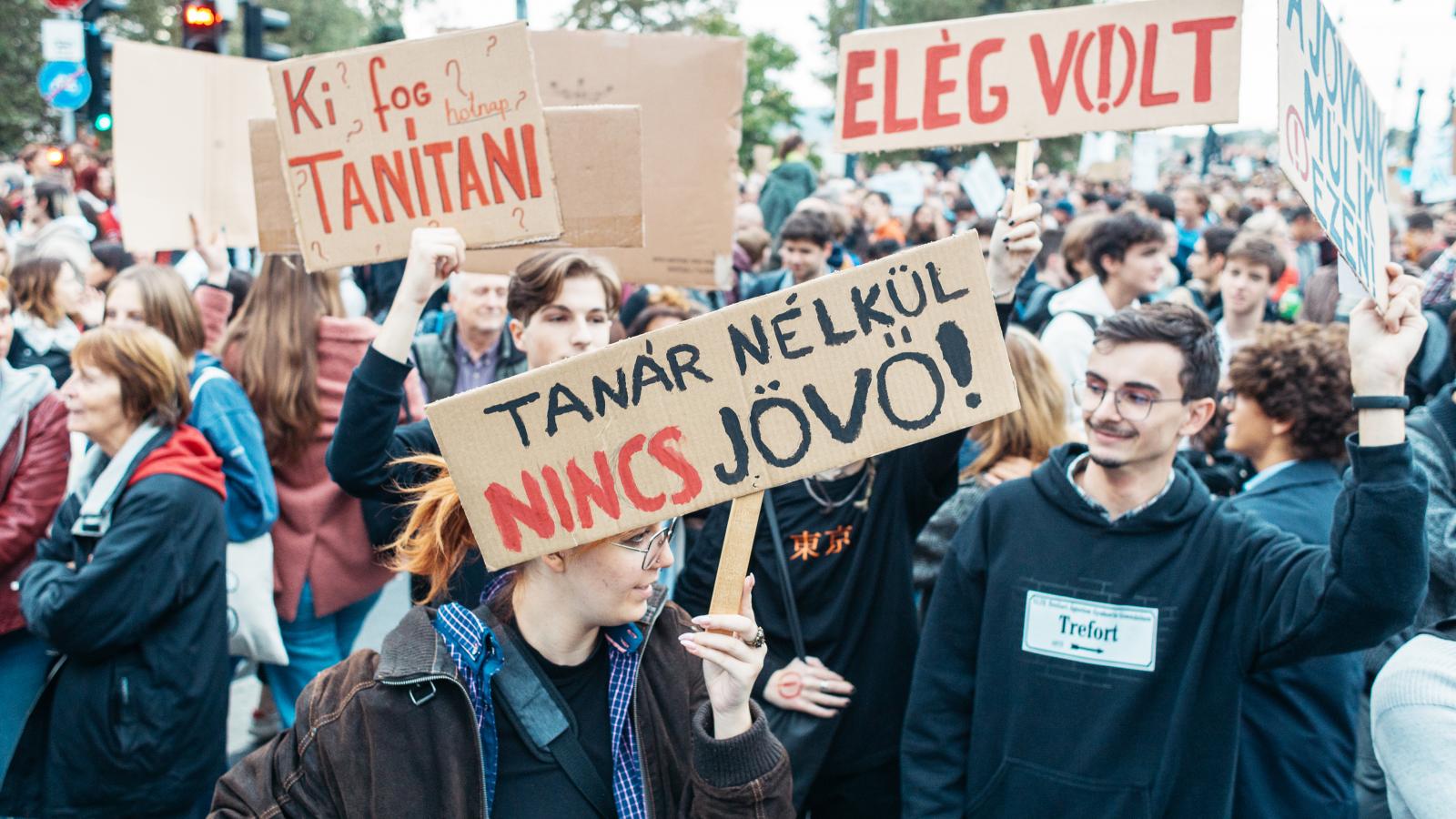 Már csak egy tiltakozási lehetőség maradt, a  tanévkezdésig még több tanár hagyhatja el a pályát